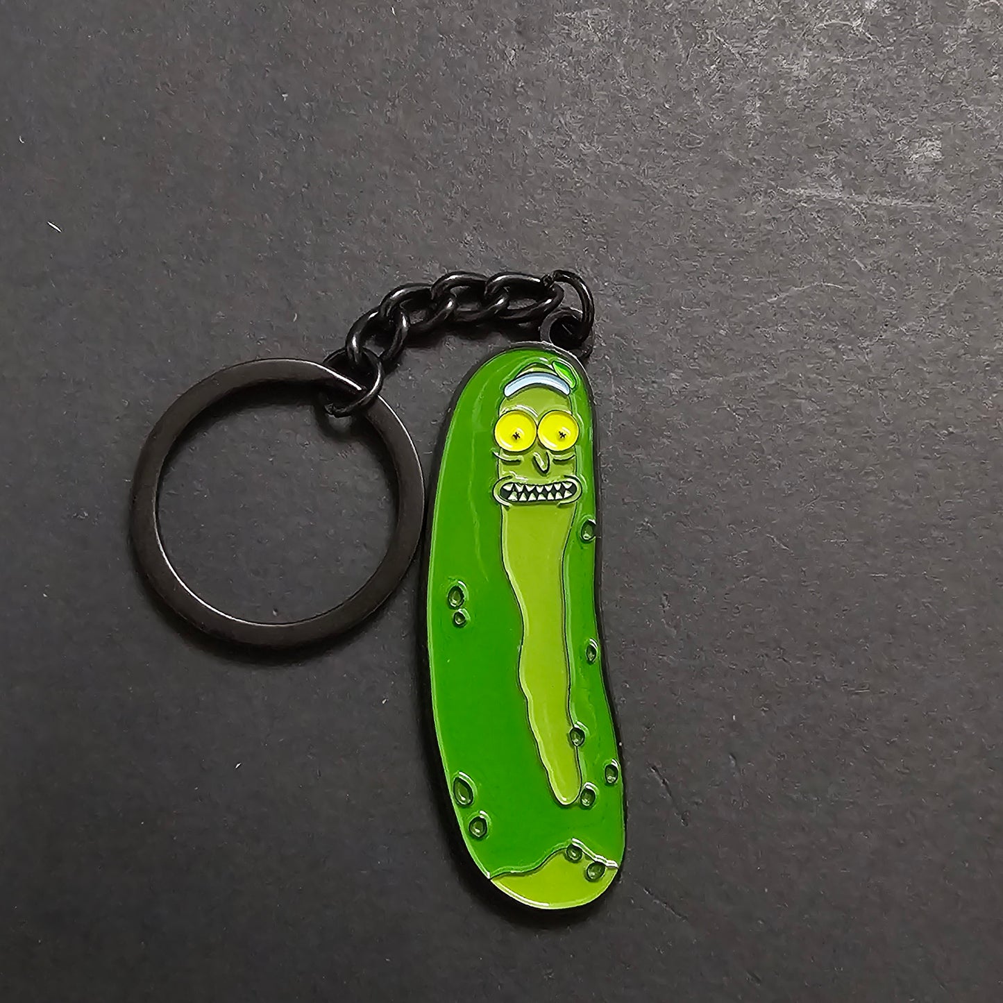 Llavero Rick y Morty Pepinillo Rick Metalico
