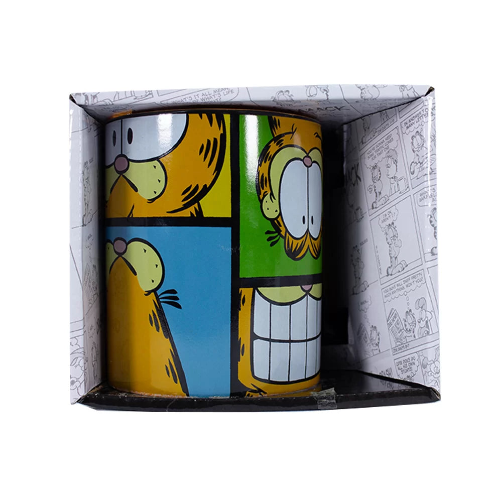 Taza de Garfield con diseño tipo cómic y colores vibrantes, dentro de su caja original decorada con tiras cómicas clásicas del personaje