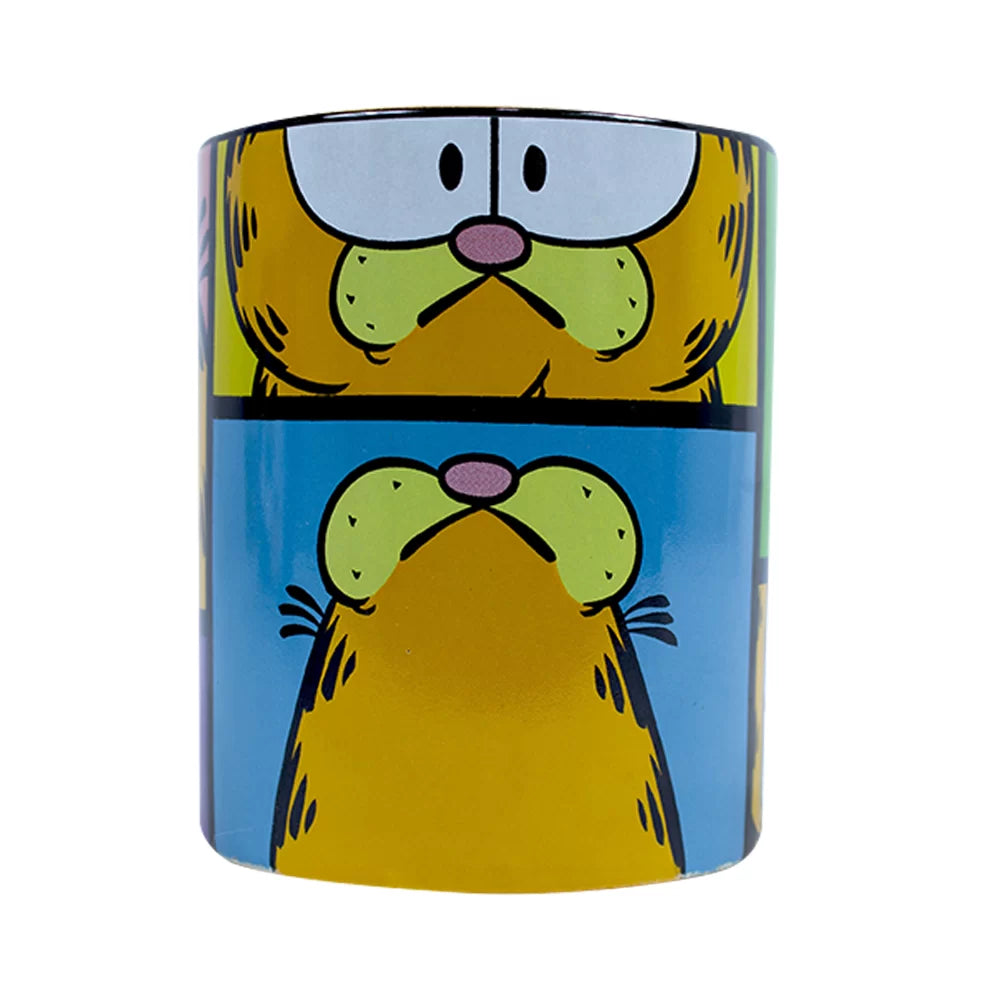 Vista frontal de la taza con ilustraciones de Garfield en paneles de colores azul, verde y amarillo, destacando una gran sonrisa