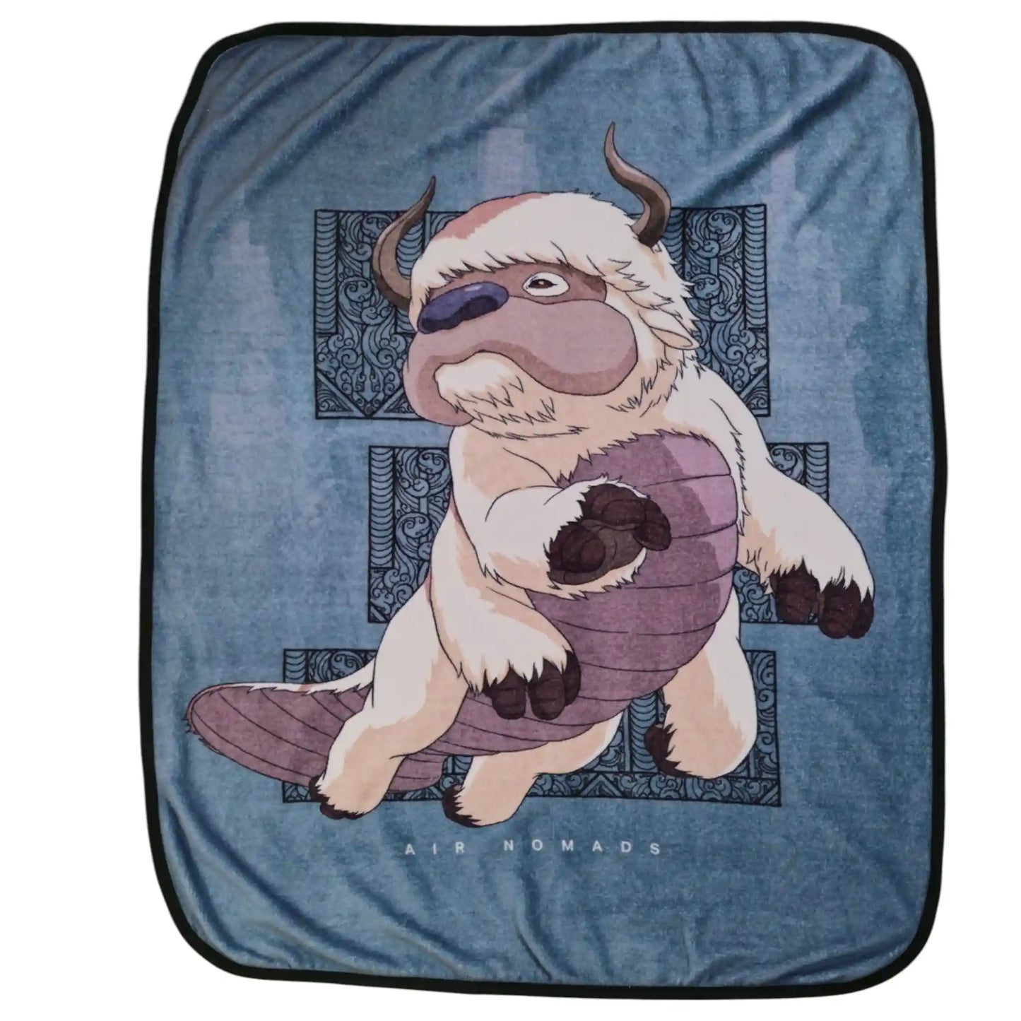 Cobija de Appa Avatar The Last Airbender vista completa con diseño Air Nomads sobre fondo azul