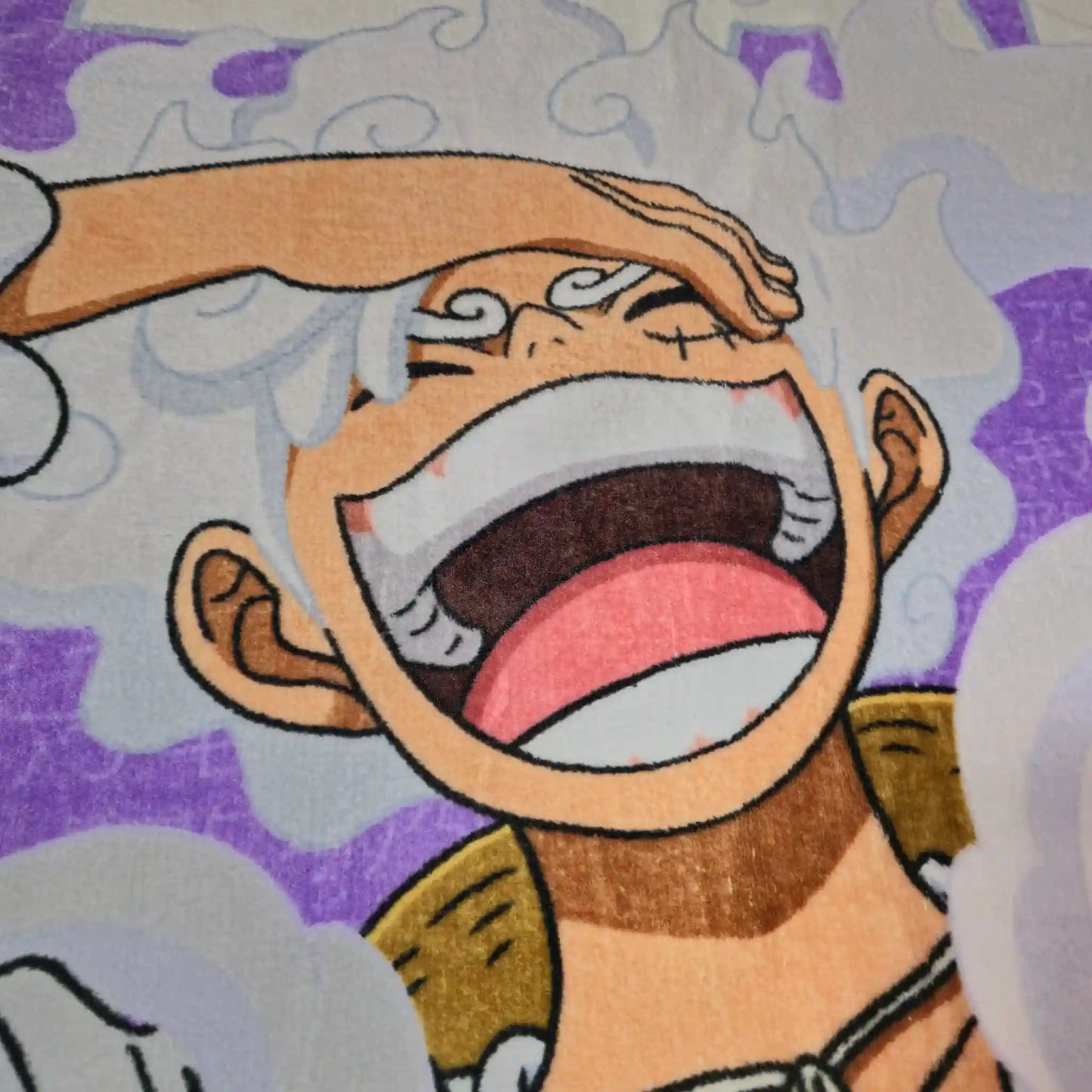 Detalle del rostro de Luffy Gear 5 en cobija polar de One Piece