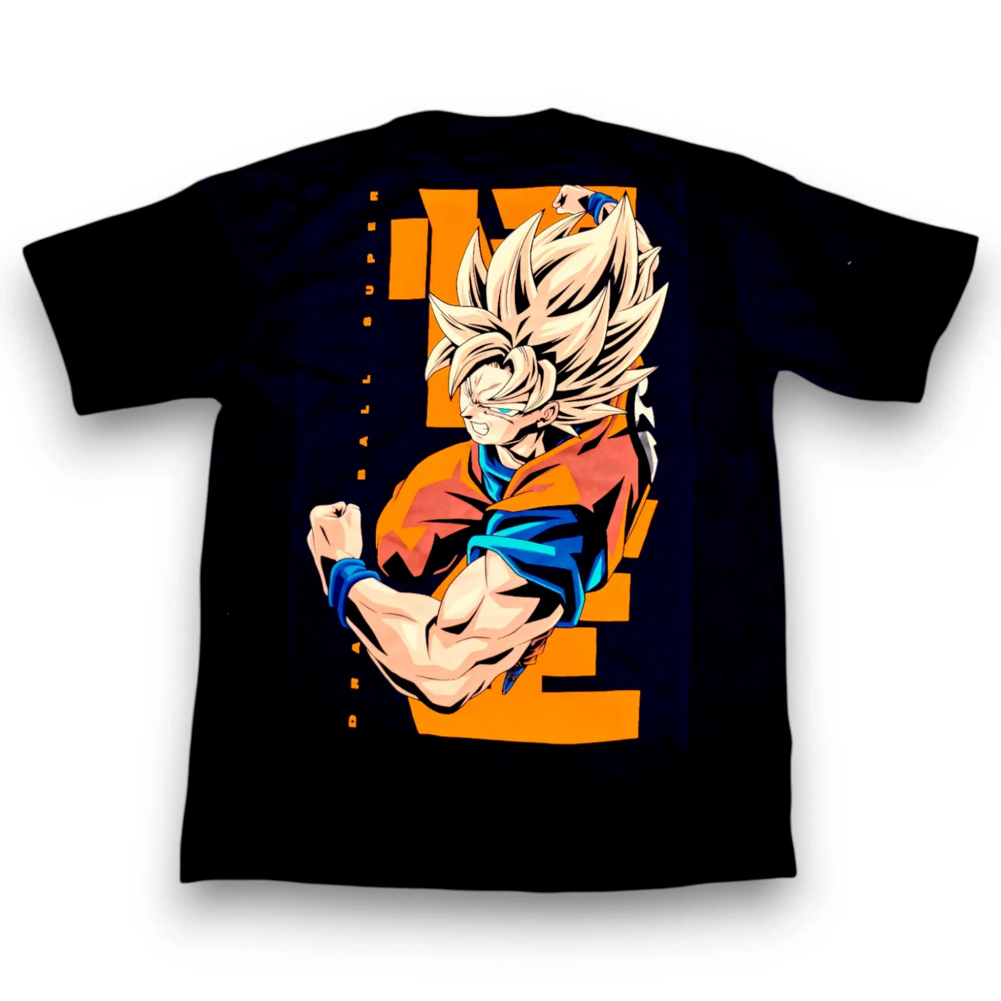 Playera oversize negra con Goku Super Saiyajin 2 en la espalda, diseño oficial de Dragon Ball