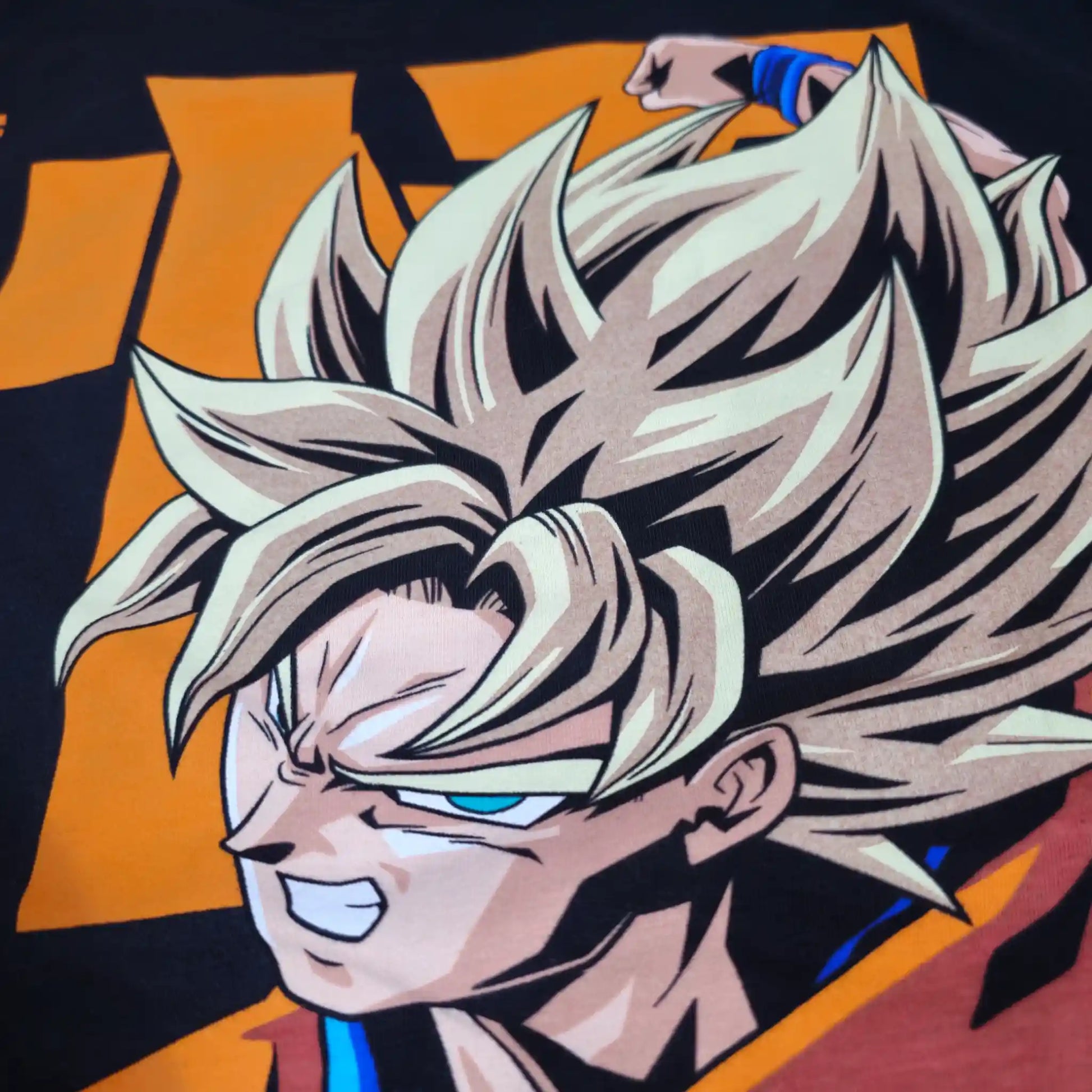 Detalle del estampado de Goku en modo Super Saiyajin 2 en playera oversize de Dragon Ball