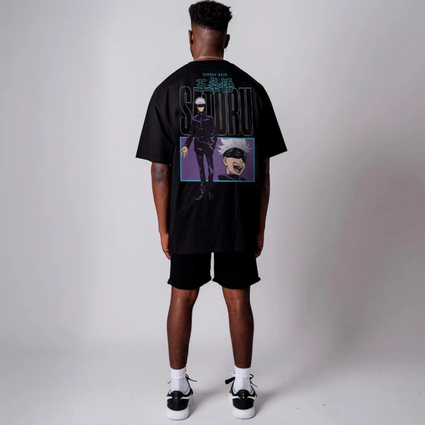 Modelo de espaldas vistiendo playera oversize con diseño de Satoru Gojo de Jujutsu Kaisen