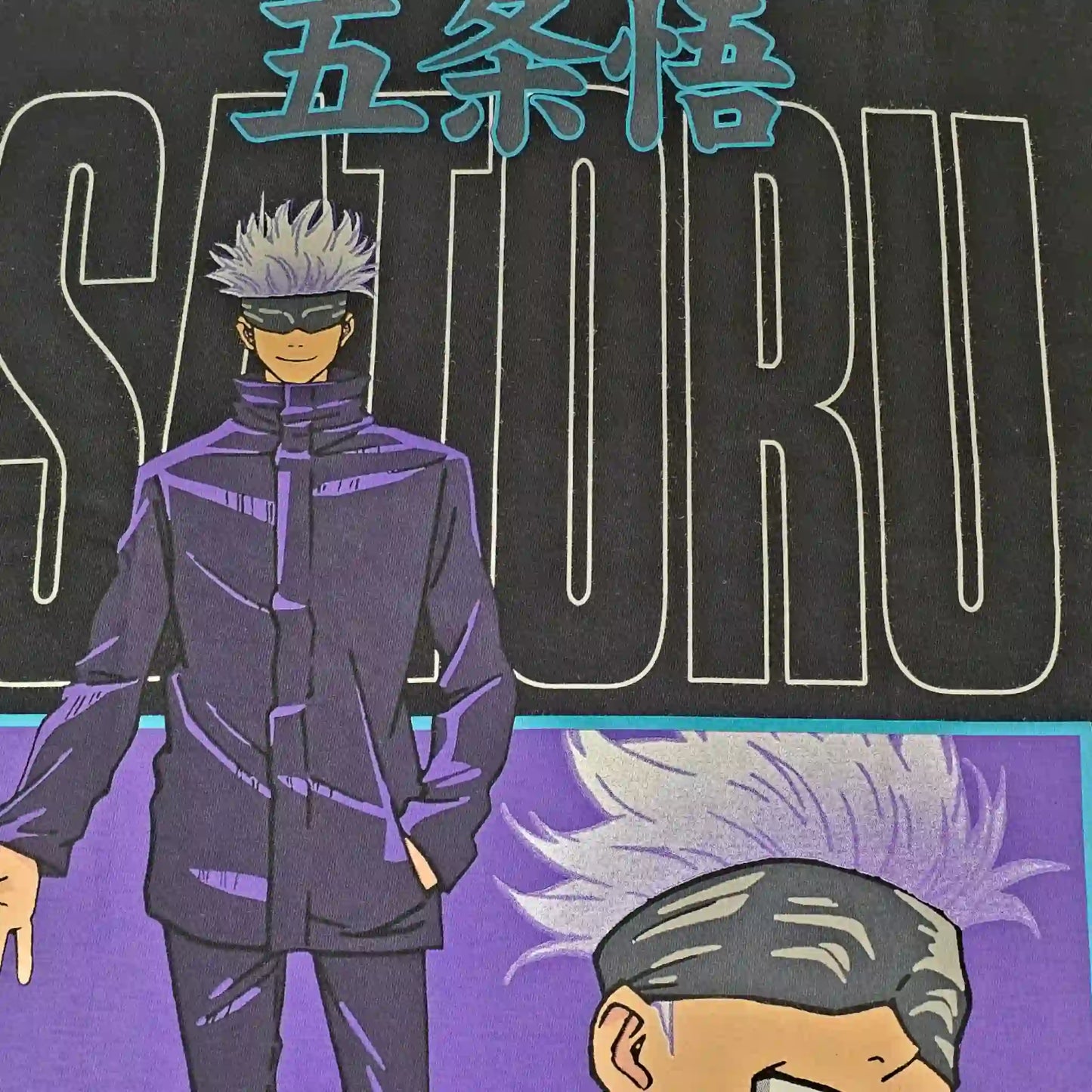 Detalle del estampado trasero con ilustración de Satoru Gojo en playera de Jujutsu Kaisen
