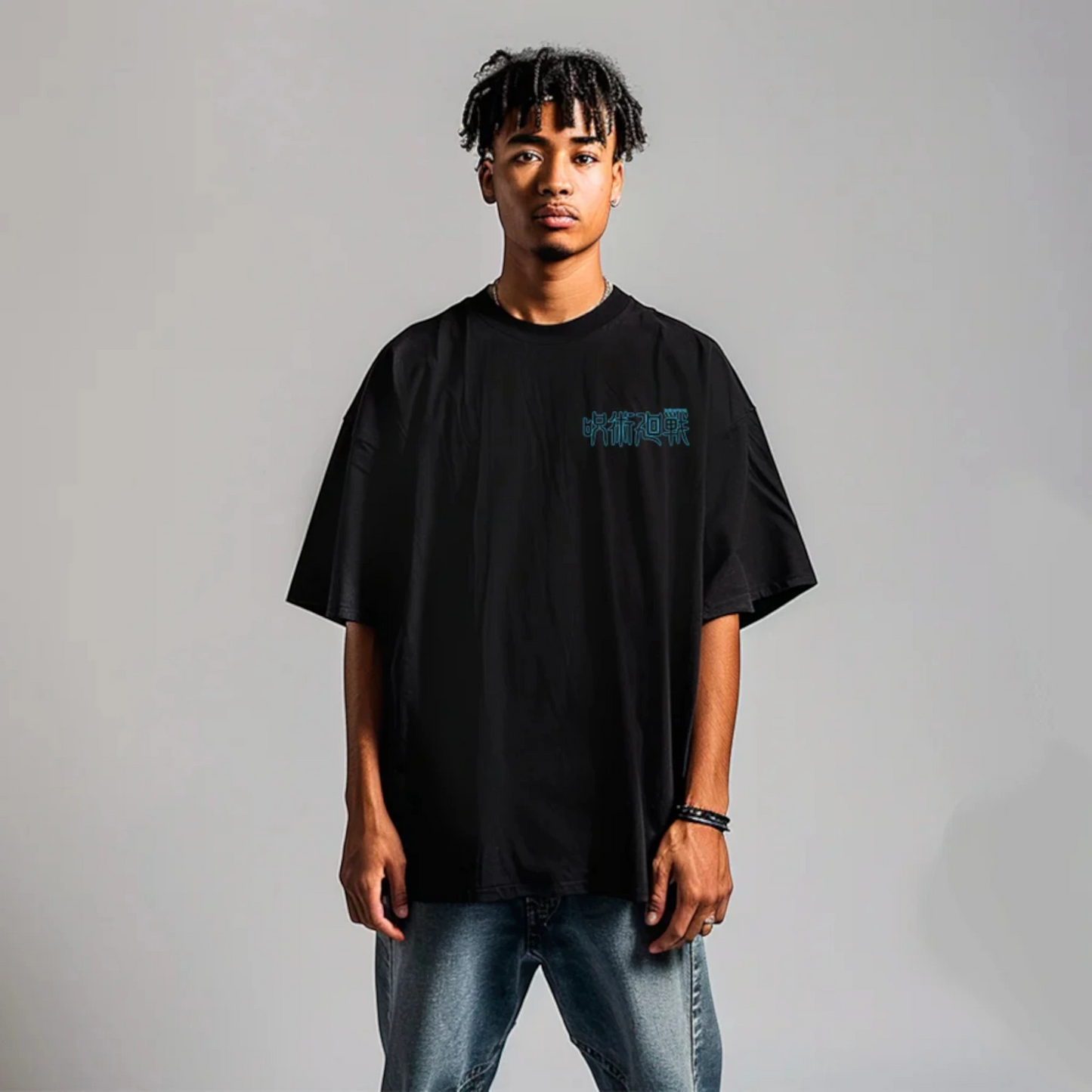 Modelo usando playera oversize negra con logo japonés de Jujutsu Kaisen, corte relajado