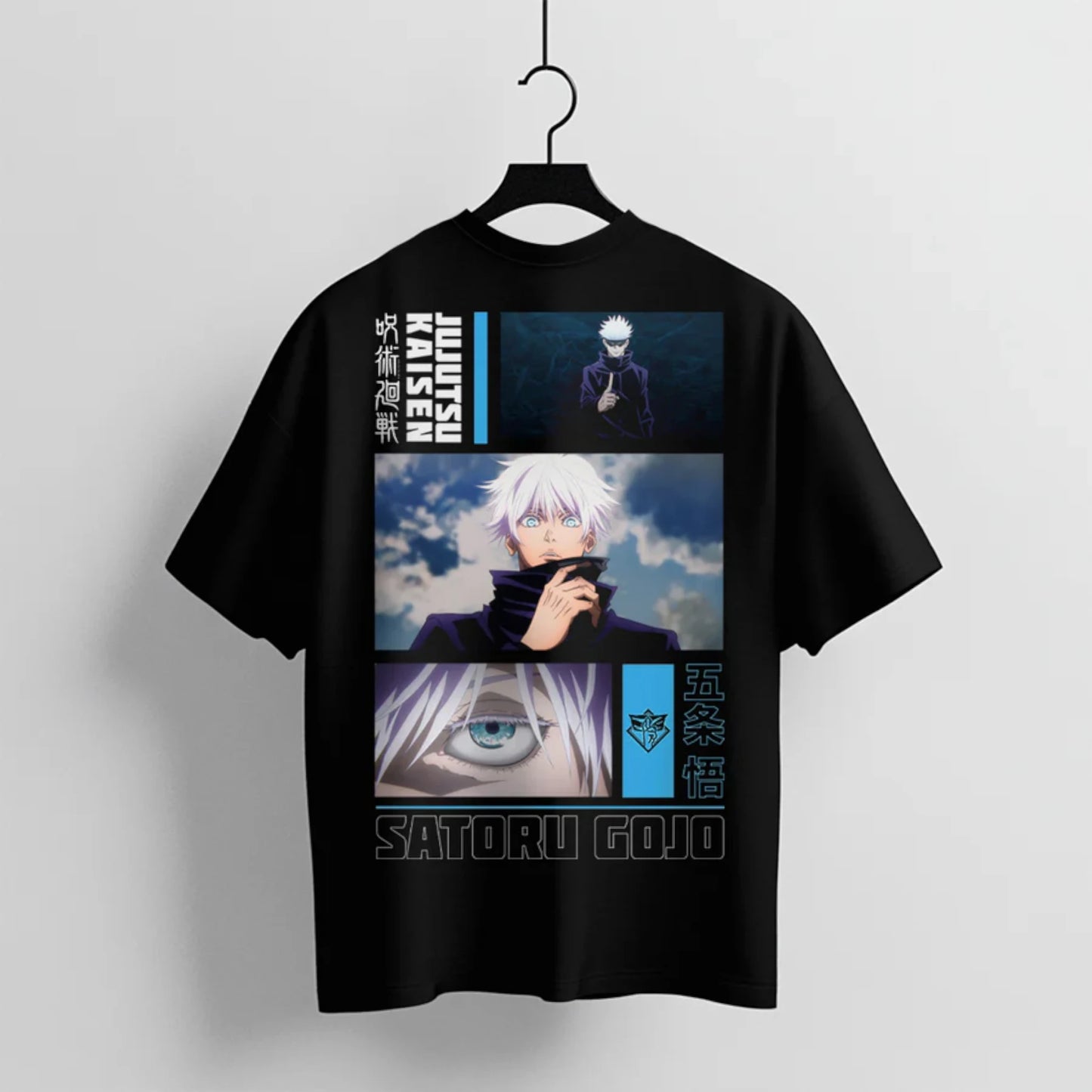 Playera oversize negra con diseño de Gojo Satoru de Jujutsu Kaisen en estilo collage, incluye detalles en azul y textos en japonés.