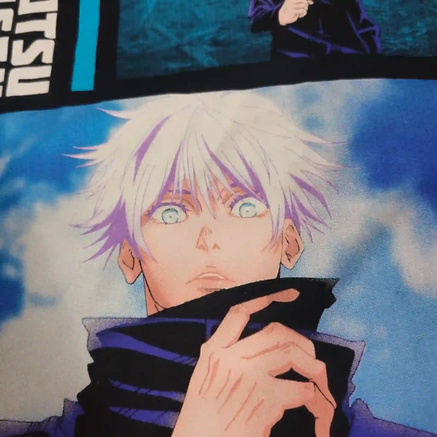 Primer plano del rostro de Gojo Satoru con ojos brillantes en la estampación de la playera oversize de Jujutsu Kaisen.