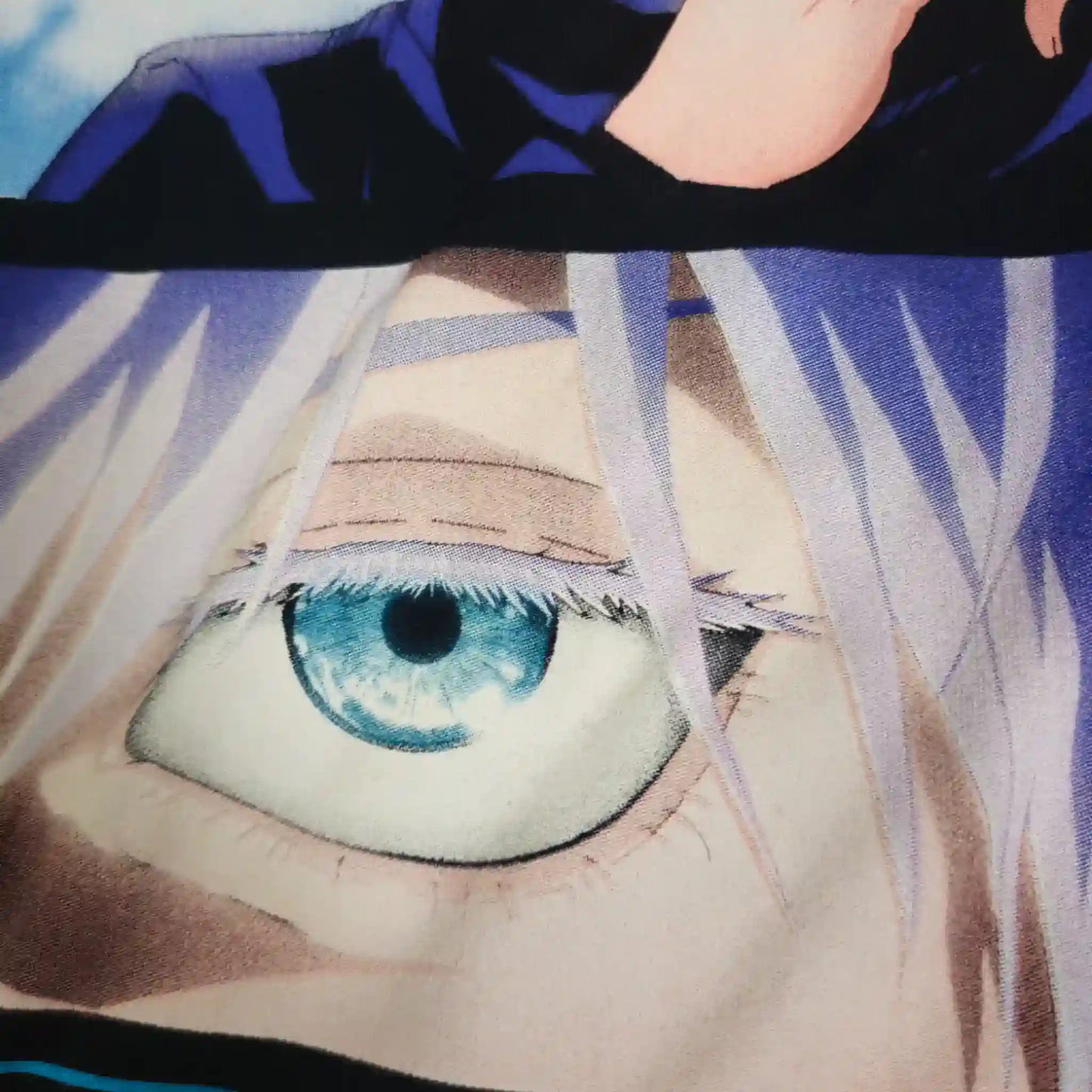 Detalle del ojo azul de Gojo Satoru en el diseño trasero de la playera oversize de Jujutsu Kaisen