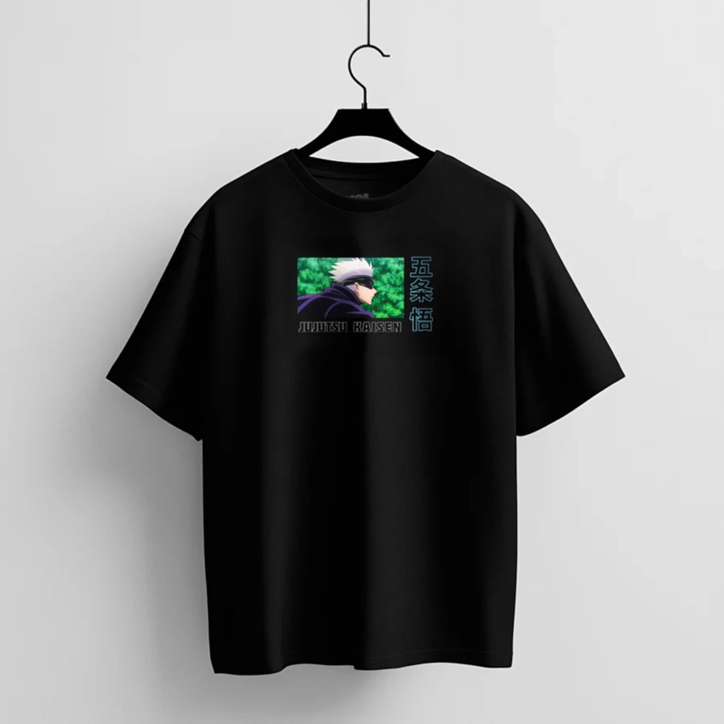 Playera oversize negra con imagen frontal de Gojo Satoru de Jujutsu Kaisen, acompañada de texto japonés