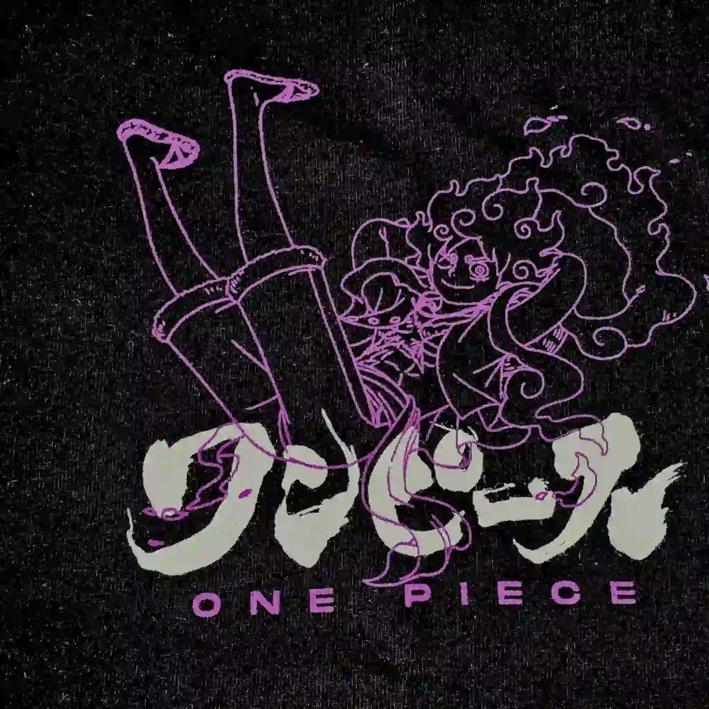 Detalle del diseño frontal de la playera oversize negra One Piece con Luffy en estilo boceto morado