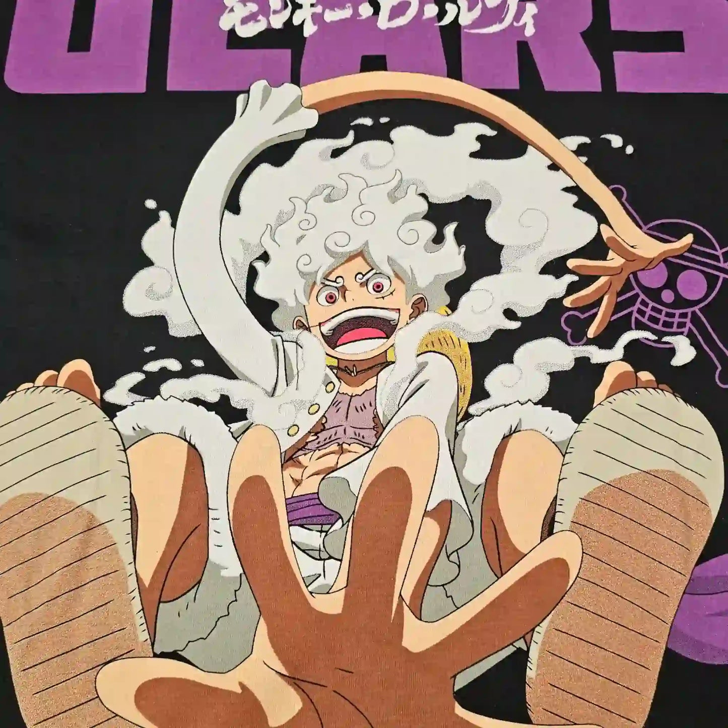 Detalle del estampado trasero de Luffy en modo Gear 5 en la playera oversize negra One Piece