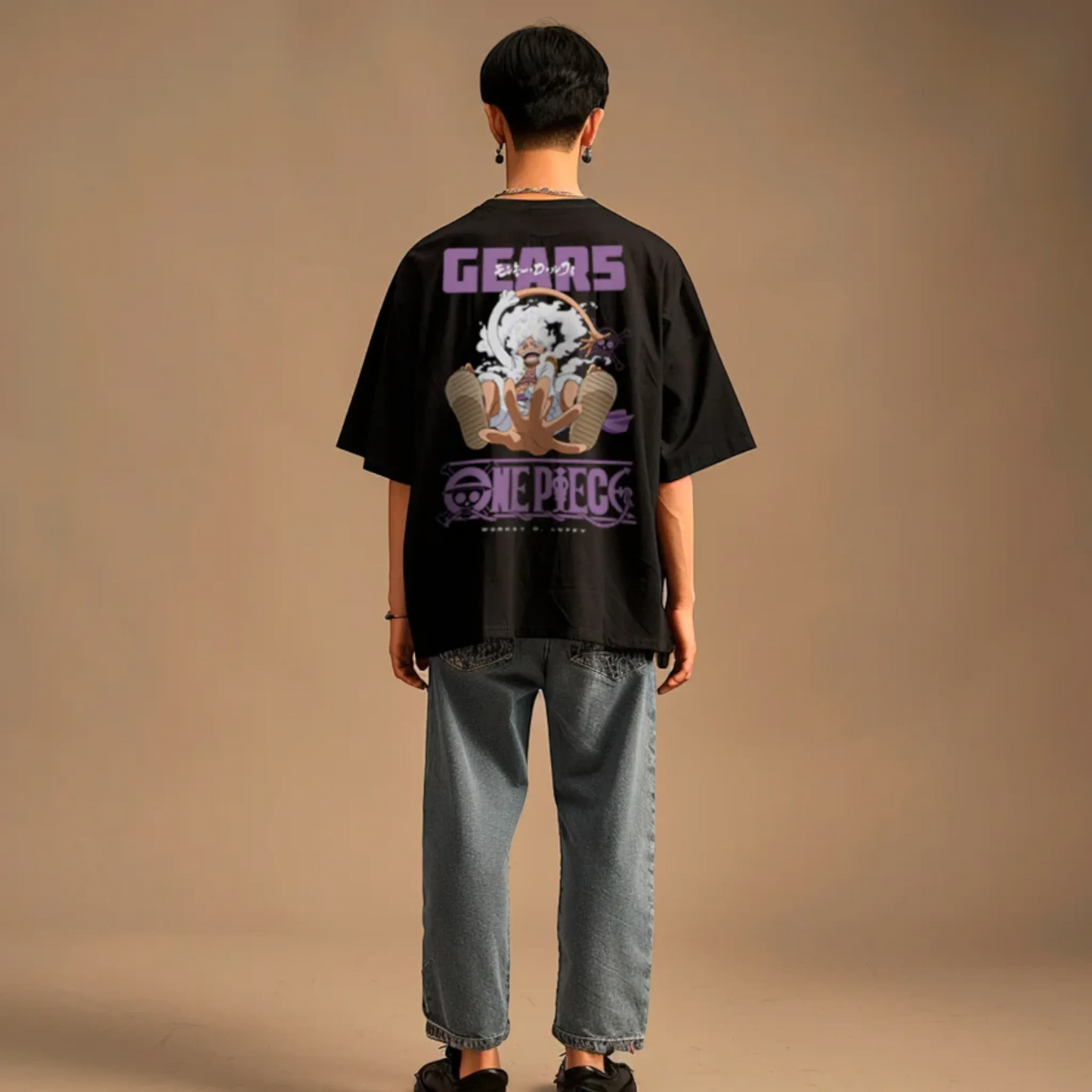 Vista trasera de modelo usando playera oversize negra de One Piece con diseño completo de Luffy en Gear 5