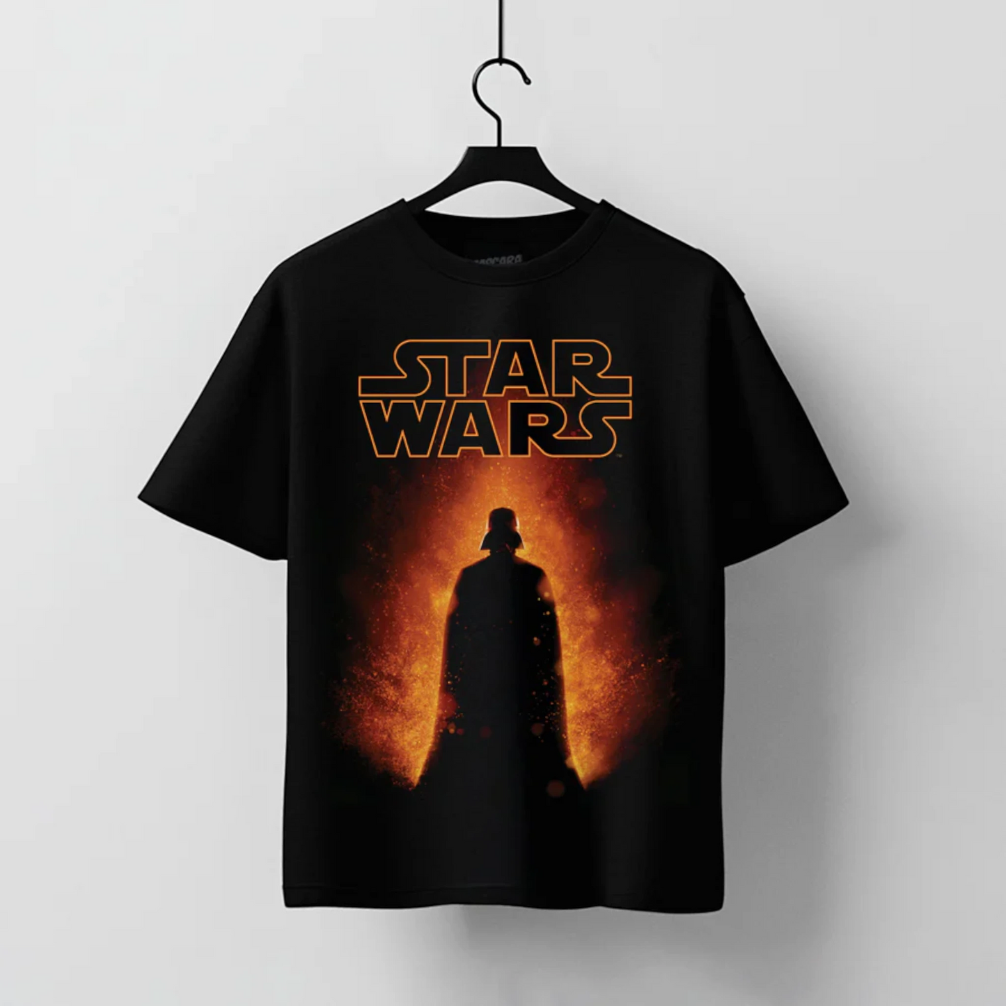 Playera oversize negra de Star Wars con ilustración de Darth Vader en llamas, vista frontal colgada en gancho