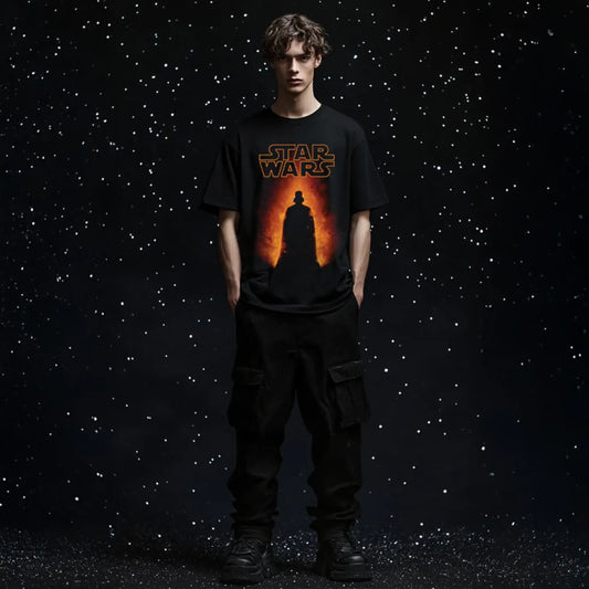 Modelo masculino con playera oversize de Star Wars con ilustración de Darth Vader en silueta incandescente
