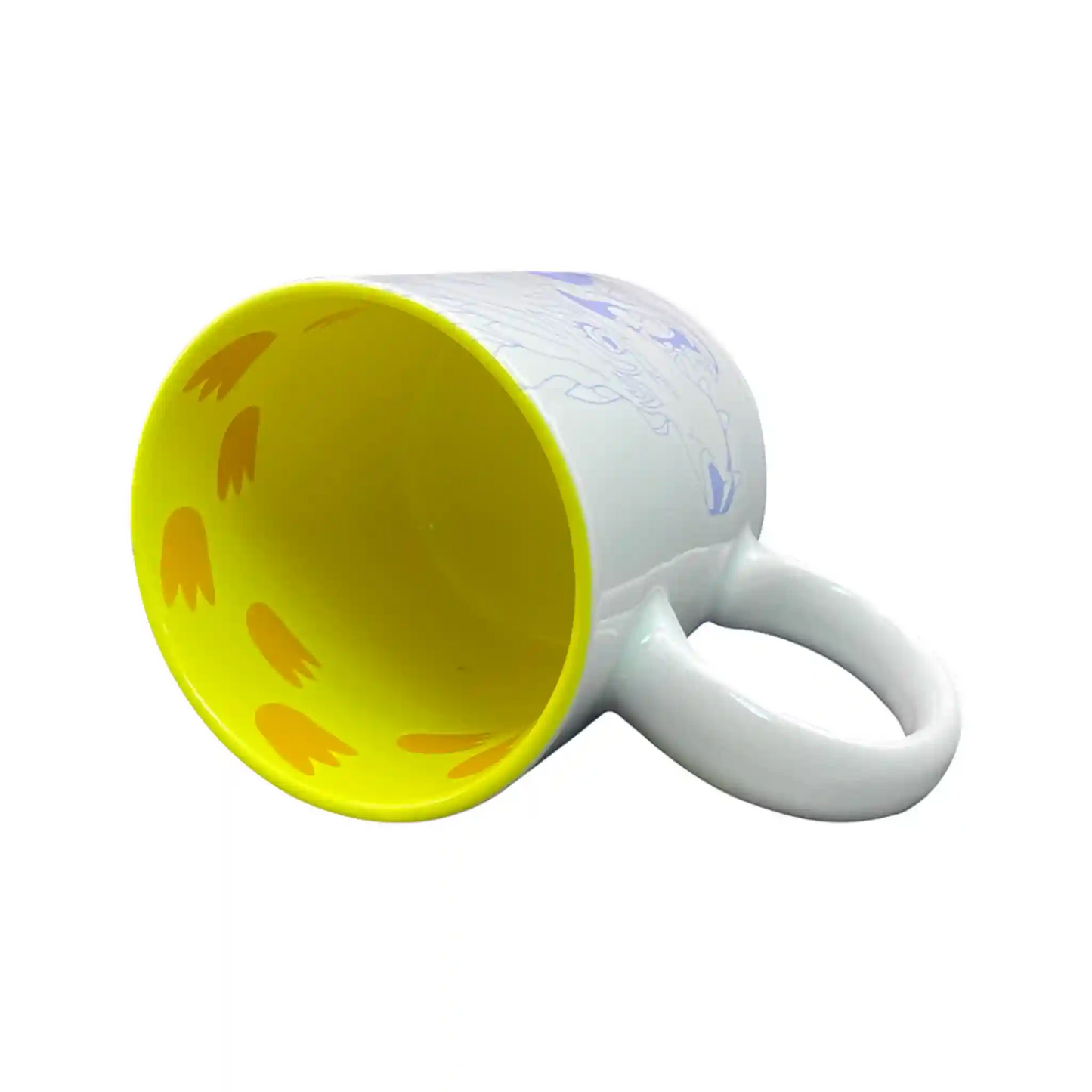 Interior amarillo de la taza de Gabumon con huellas naranjas decorativas