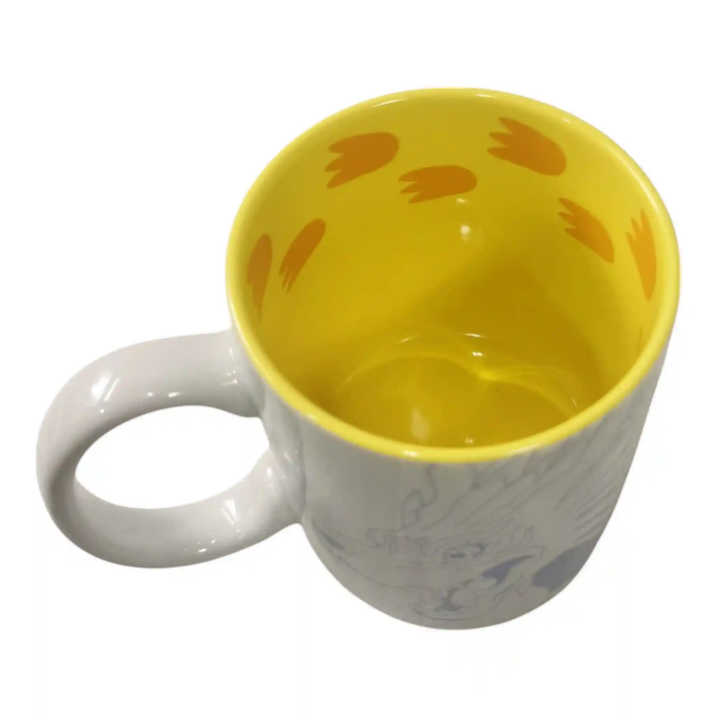 Vista superior de la taza de Gabumon con fondo amarillo y huellas impresas