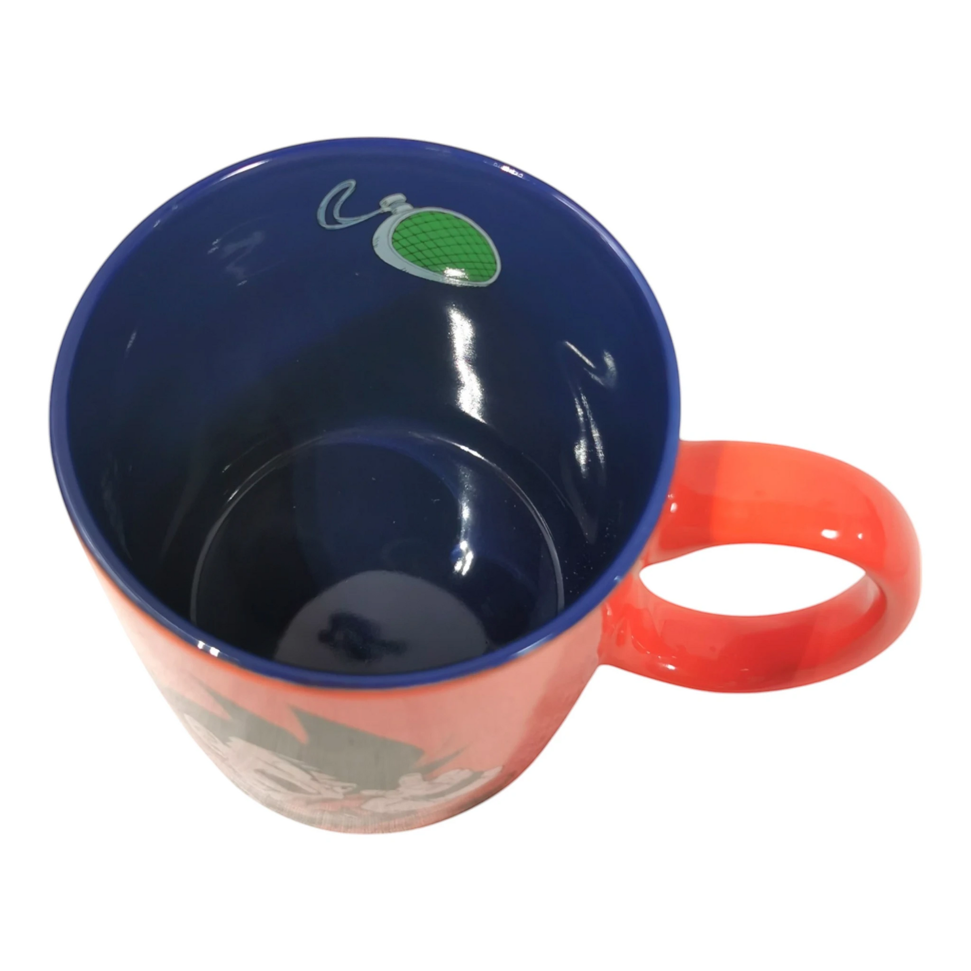 Vista interior de la taza de Dragon Ball con el radar del dragón dibujado en la parte superior interna