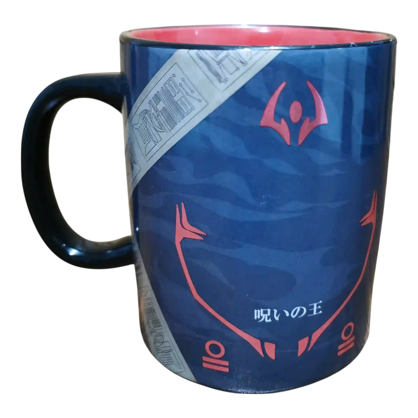 Parte trasera de la taza jumbo de Sukuna con símbolos malditos y detalles en rojo sobre fondo azul oscuro.