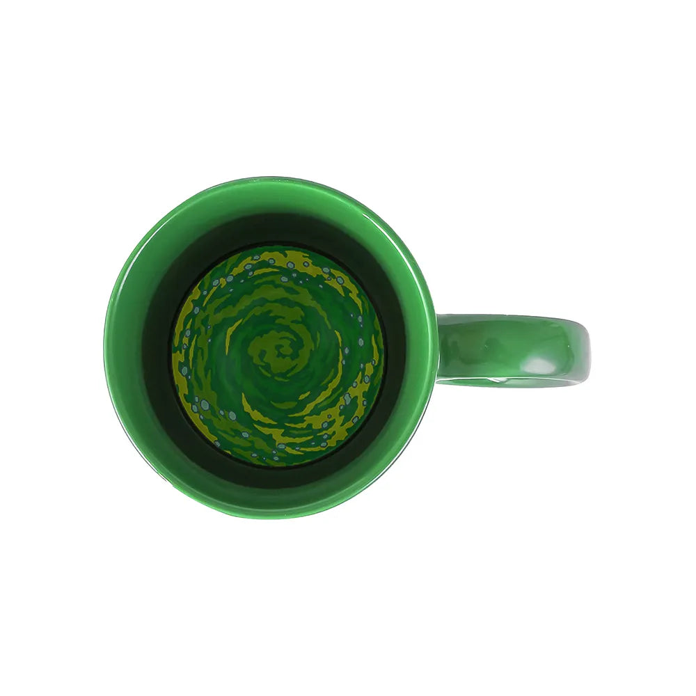 Vista superior de la taza Pickle Rick mostrando un portal verde decorativo en el interior