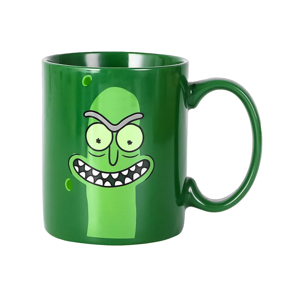 Vista frontal de la taza Pickle Rick de Rick and Morty con el rostro de Rick en forma de pepinillo