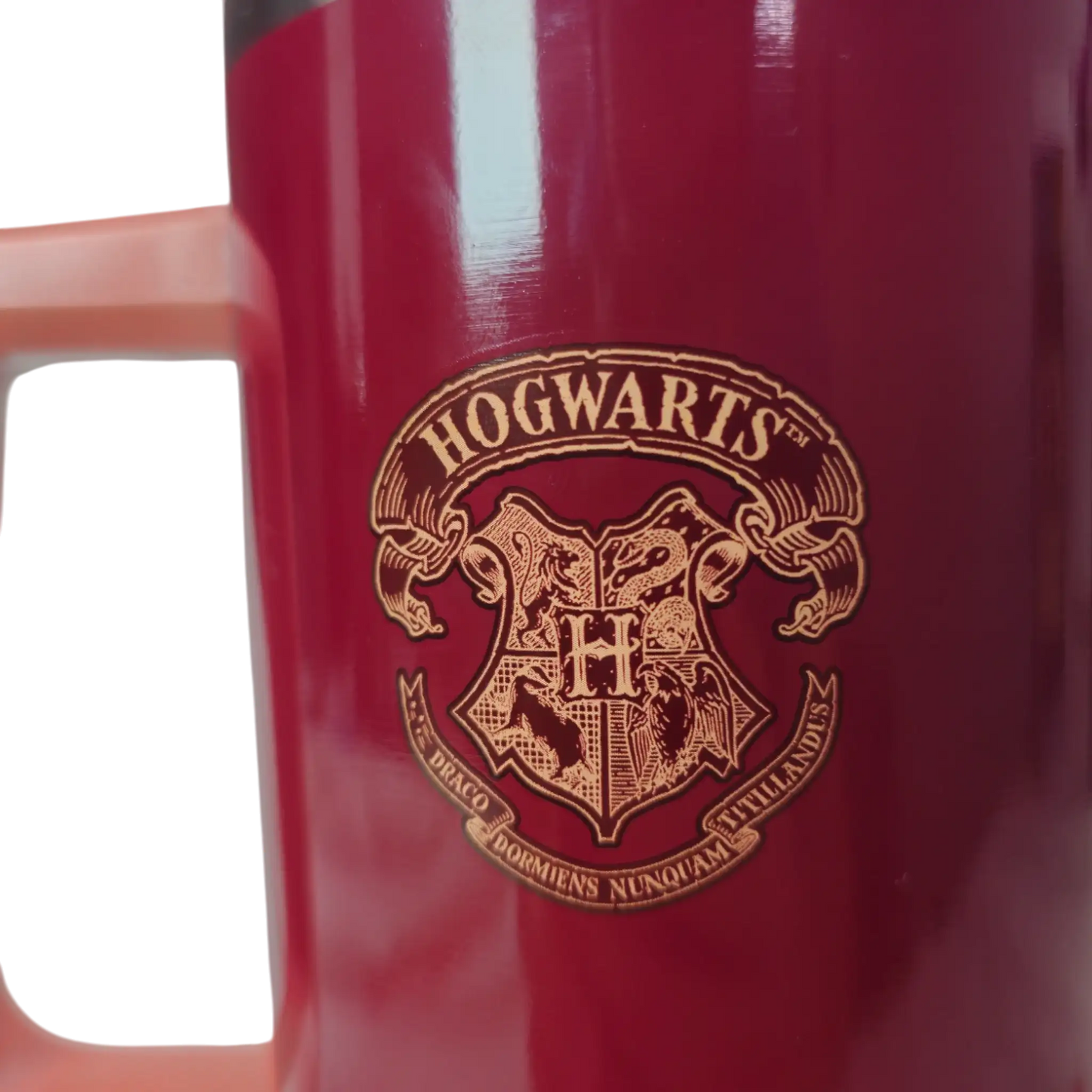 Diseño del escudo de Hogwarts grabado en la parte trasera del termo Gryffindor