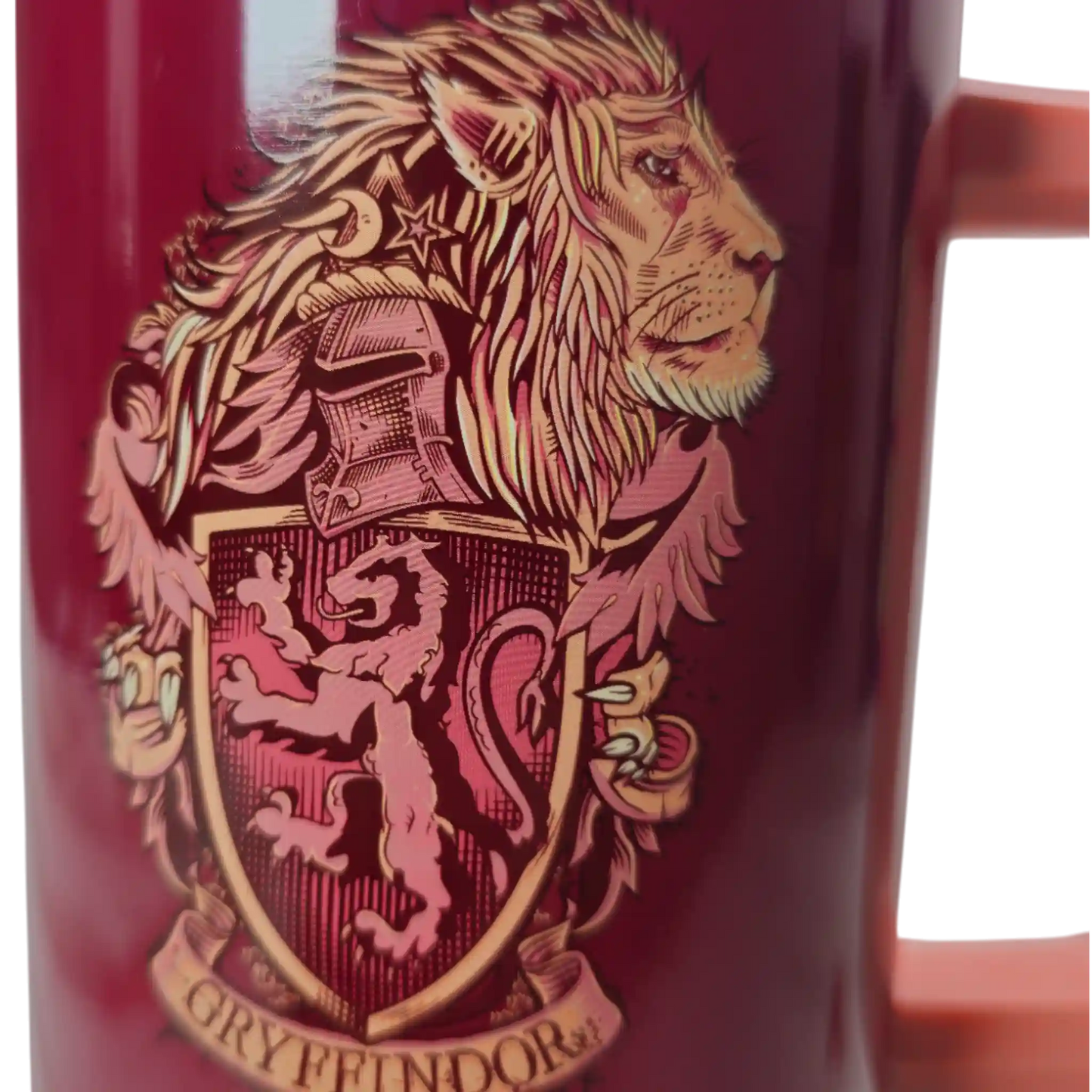 Primer plano del escudo de Gryffindor con león dorado sobre fondo rojo