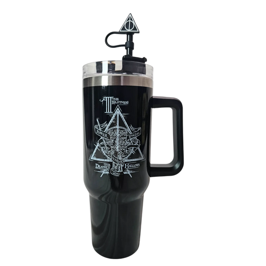 Vista frontal del termo metálico negro con diseño de las Reliquias de la Muerte