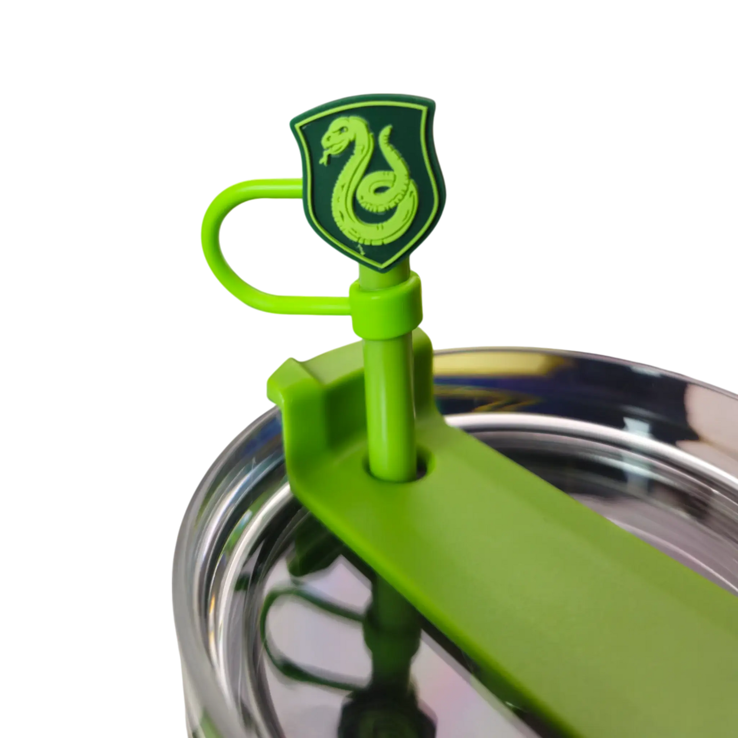 Detalle del popote con escudo de Slytherin en termo metálico verde de Harry Potter
