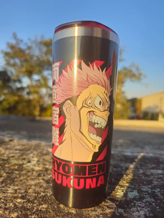 Termo de Sukuna al aire libre bajo luz natural, mostrando su diseño vibrante y tapa translúcida