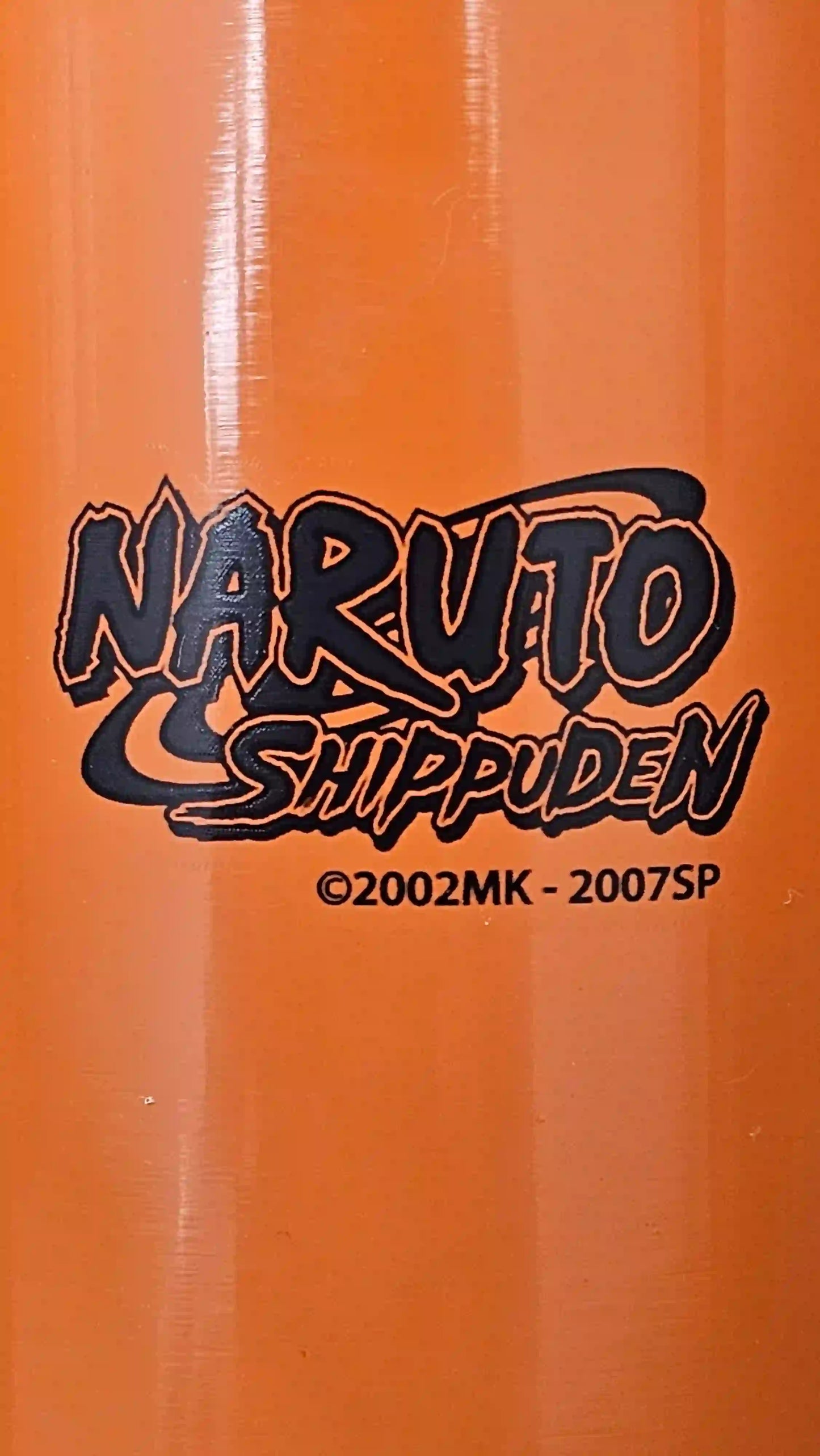 Detalle del logo Naruto Shippuden impreso en el termo metálico naranja