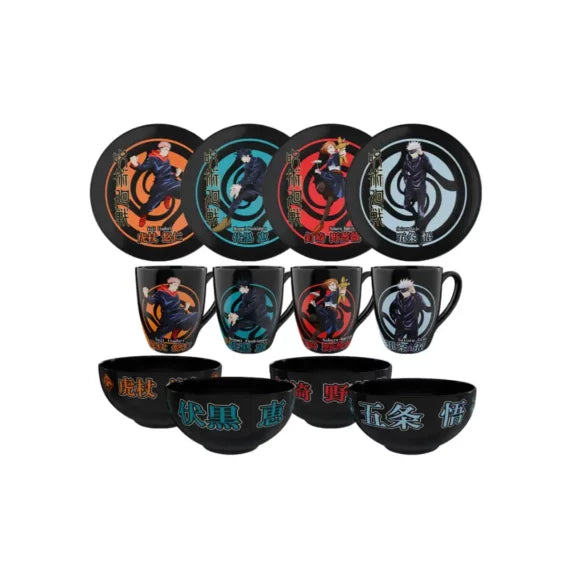 Vista completa de la vajilla coleccionable Jujutsu Kaisen con 4 platos, 4 tazas y 4 bowls, cada uno con personajes principales