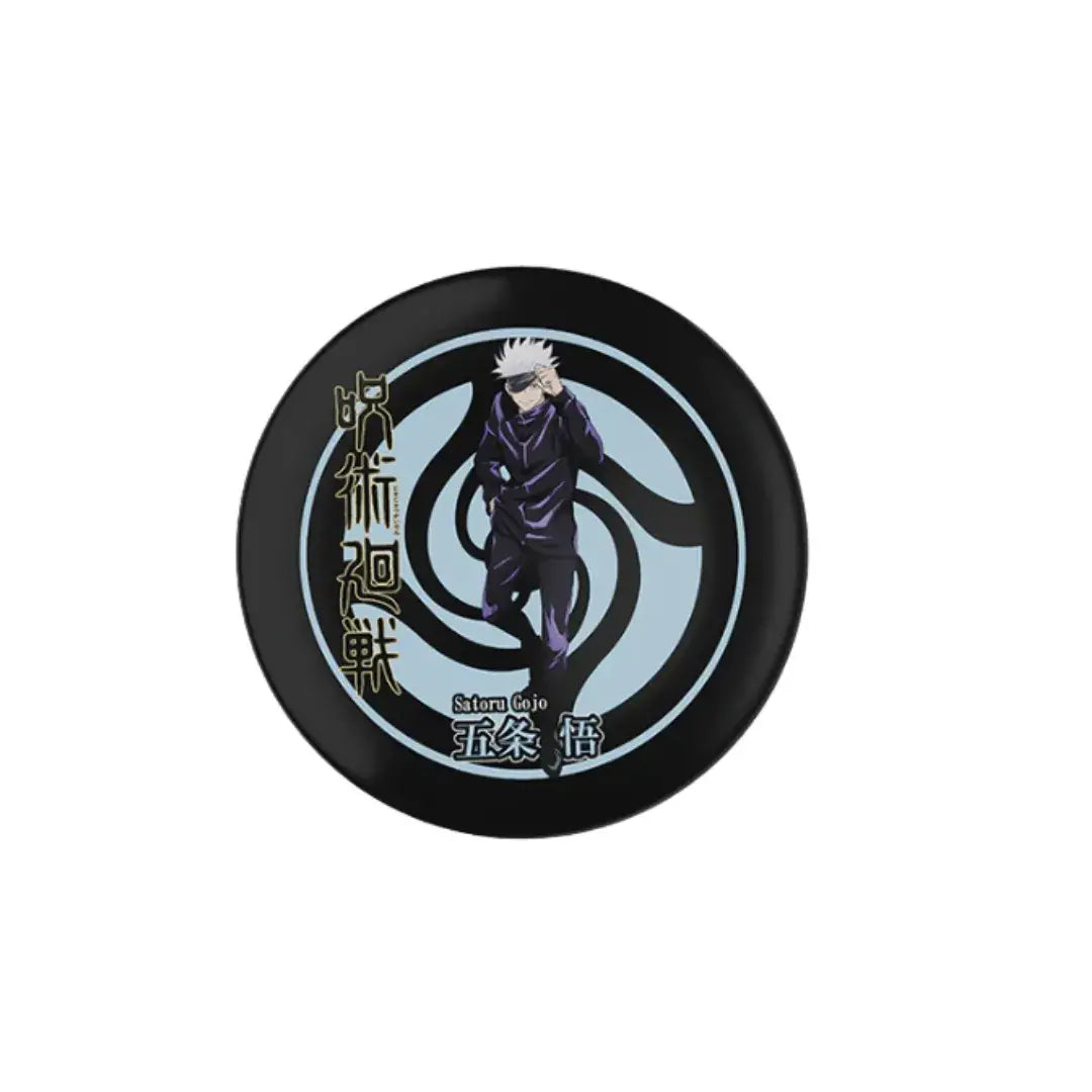Plato coleccionable de Jujutsu Kaisen con Satoru Gojo al frente, fondo celeste claro y símbolo en espiral