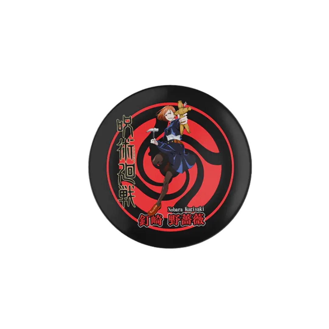 Plato coleccionable de Jujutsu Kaisen con diseño de Nobara Kugisaki sobre fondo rojo y patrón maldito en espiral