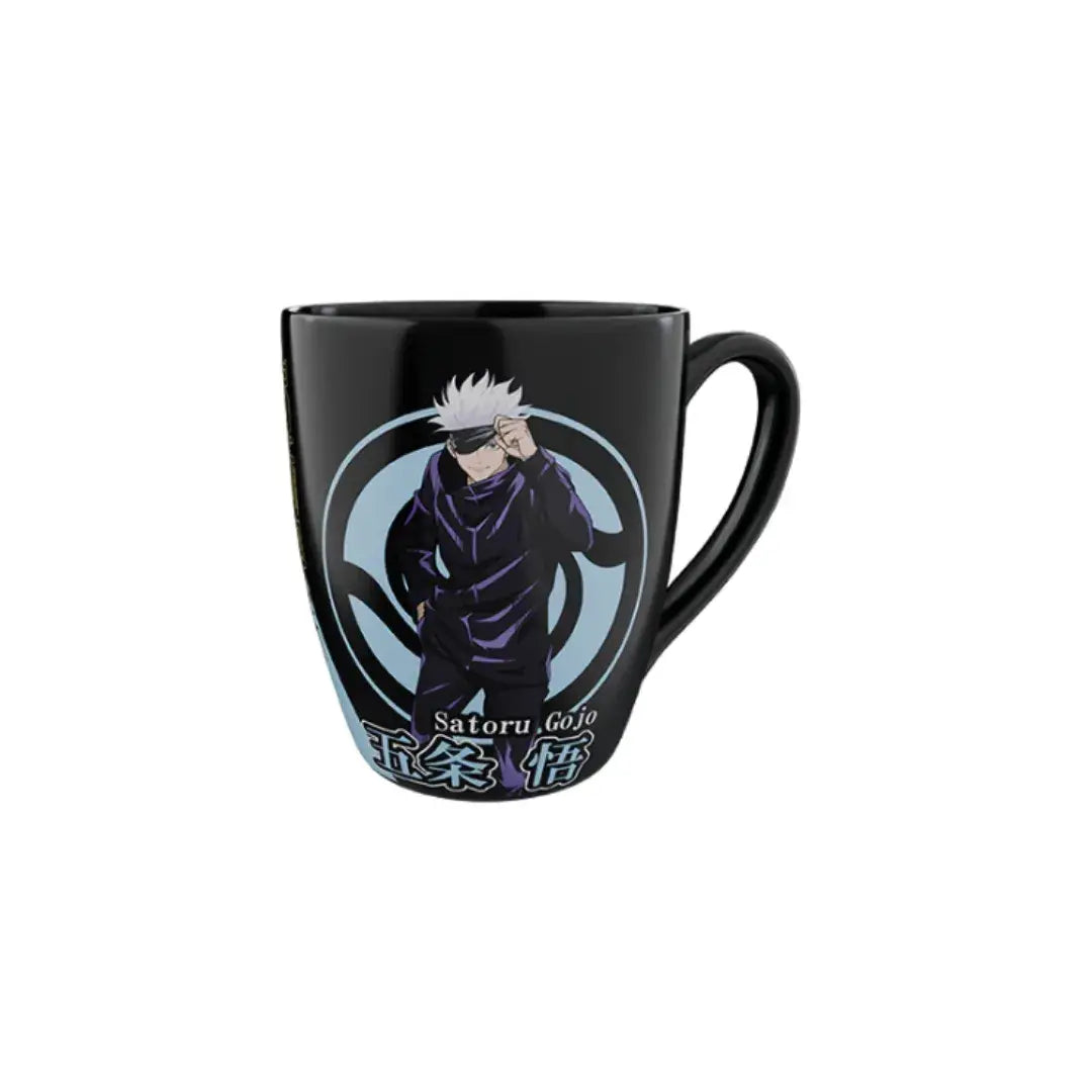Taza negra de Jujutsu Kaisen con diseño de Satoru Gojo y fondo celeste con espiral