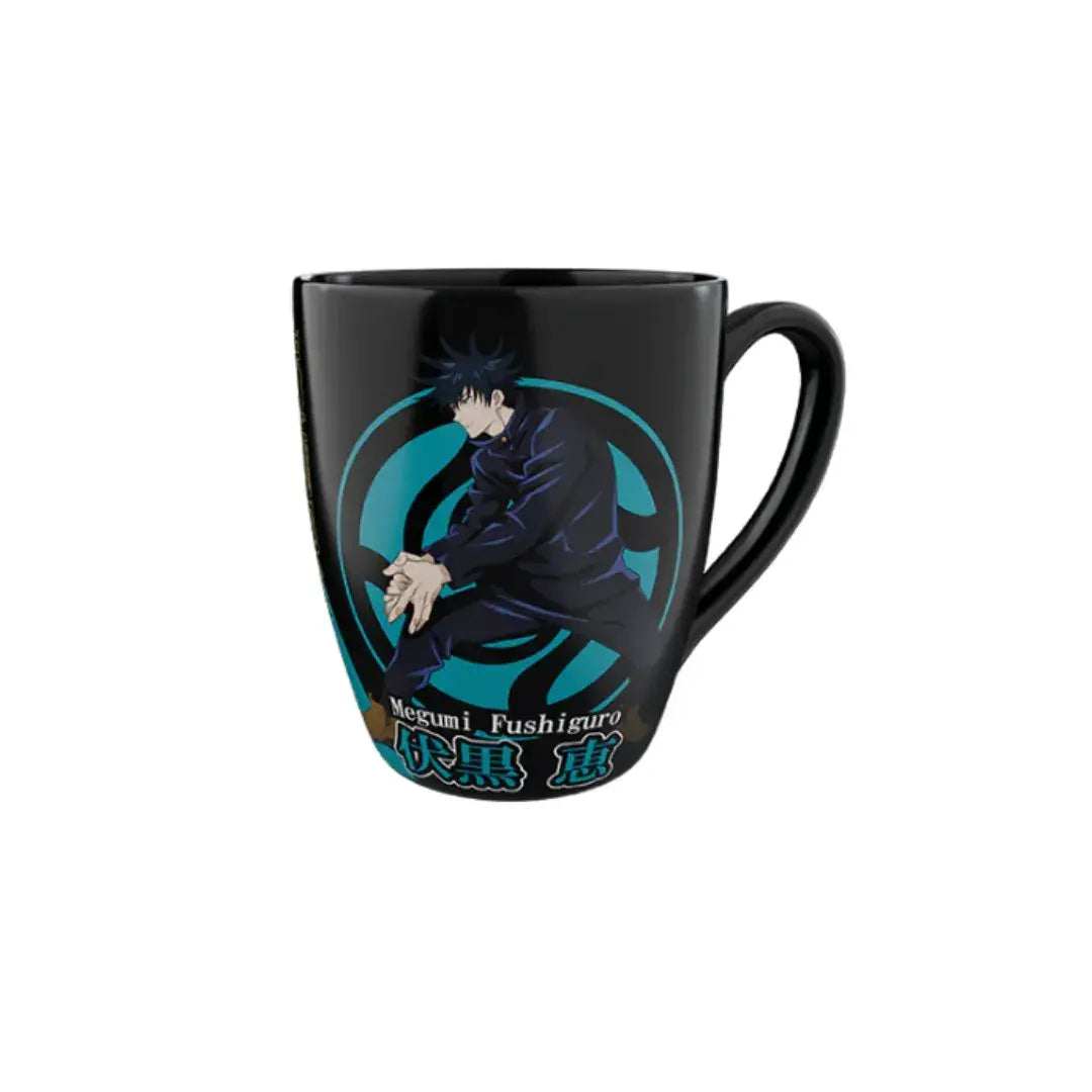 Taza negra con ilustración de Megumi Fushiguro en pose de combate sobre fondo azul. Colección Jujutsu Kaisen