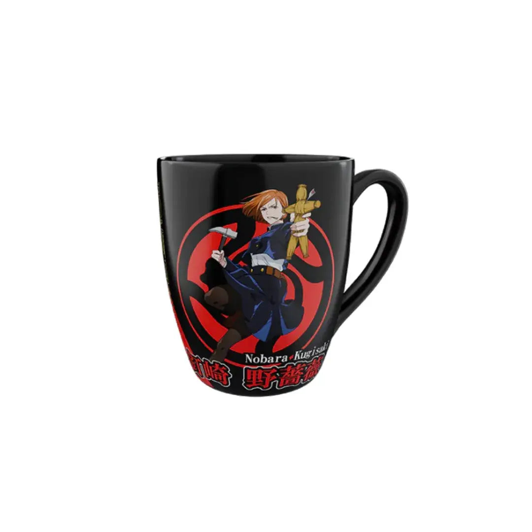 Taza negra coleccionable de Nobara Kugisaki con fondo rojo y pose dinámica. Producto de Jujutsu Kaisen