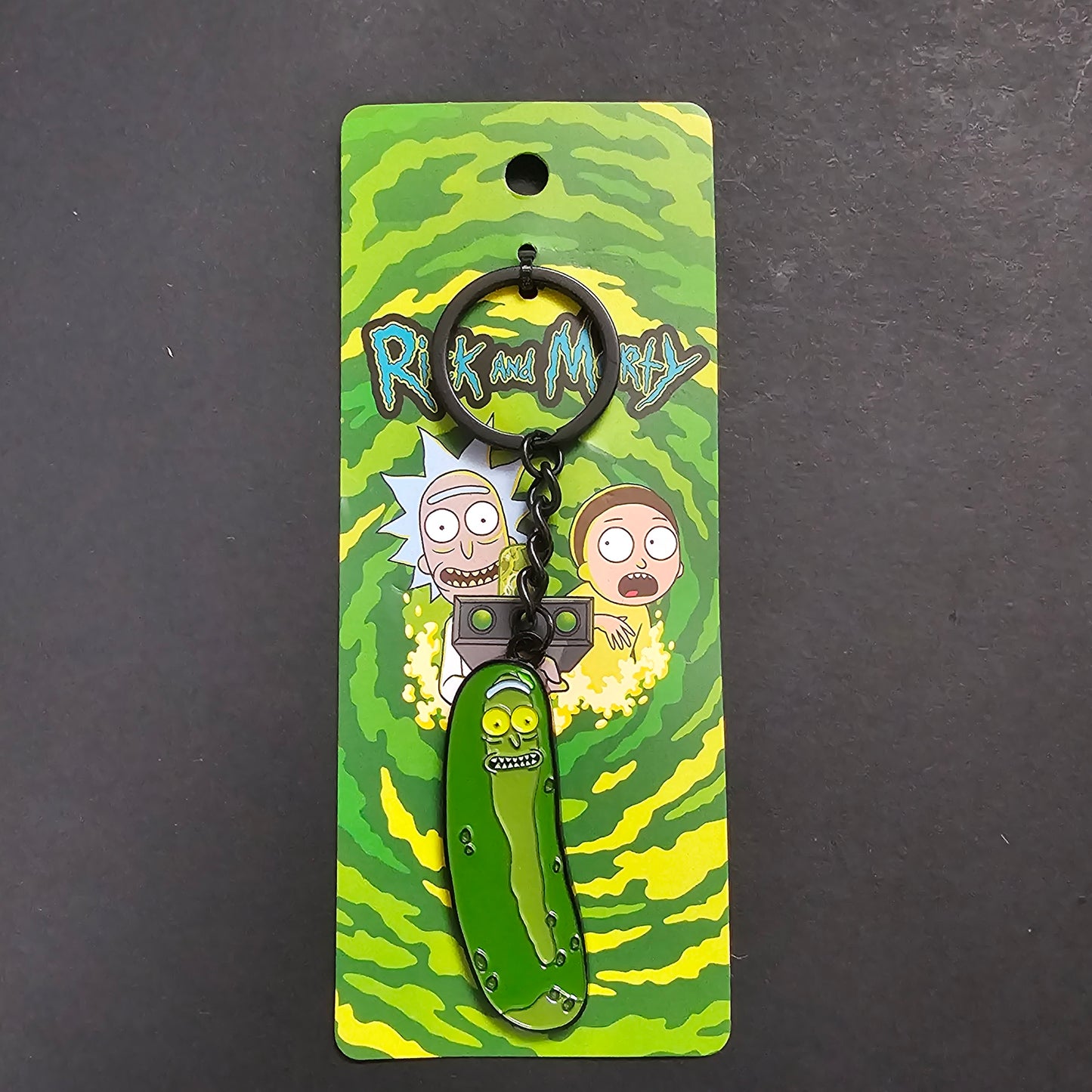 Llavero Rick y Morty Pepinillo Rick Metalico