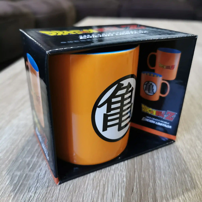 Taza de Dragon Ball Z en empaque original, colocada sobre una mesa de madera