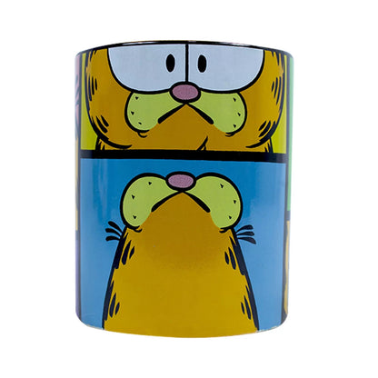 Vista frontal de la taza con ilustraciones de Garfield en paneles de colores azul, verde y amarillo, destacando una gran sonrisa