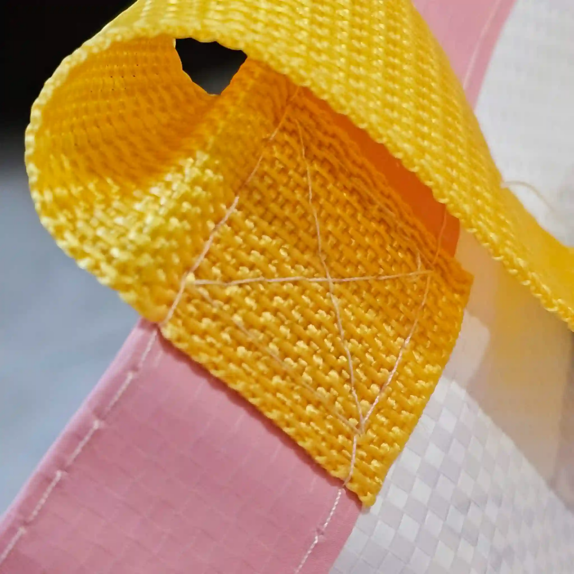 Detalle de las asas reforzadas en color amarillo de la bolsa ecológica Spy x Family