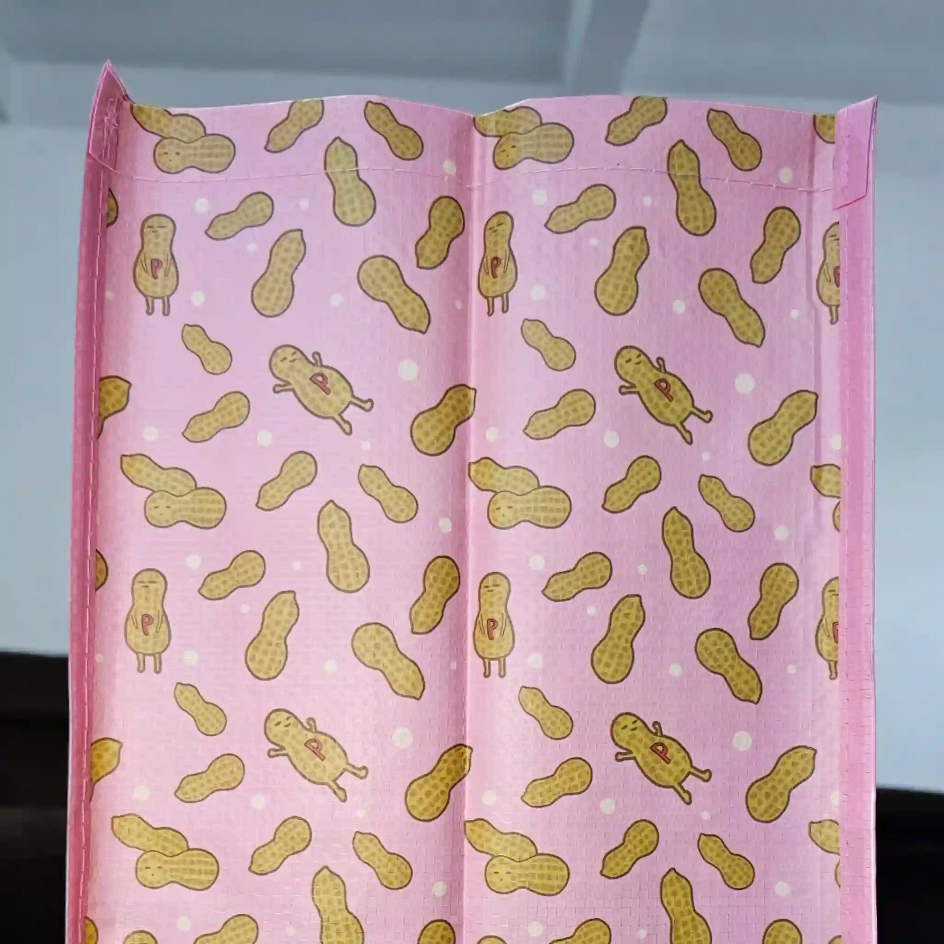 Vista completa del diseño lateral con estampado de cacahuates de la bolsa Spy x Family