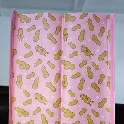 Vista completa del diseño lateral con estampado de cacahuates de la bolsa Spy x Family