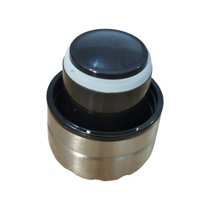 Tapa interior desmontada con anillo de silicón en botella metálica de Digimon