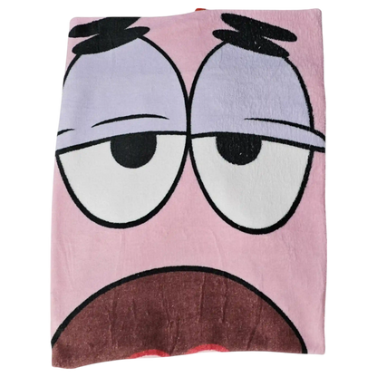 Acercamiento al rostro adormilado de Patricio Estrella impreso en la cobija de Bob Esponja.