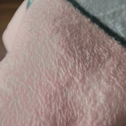 Detalle de textura suave de la cobija de Patricio Estrella con acabado afelpado en color rosa