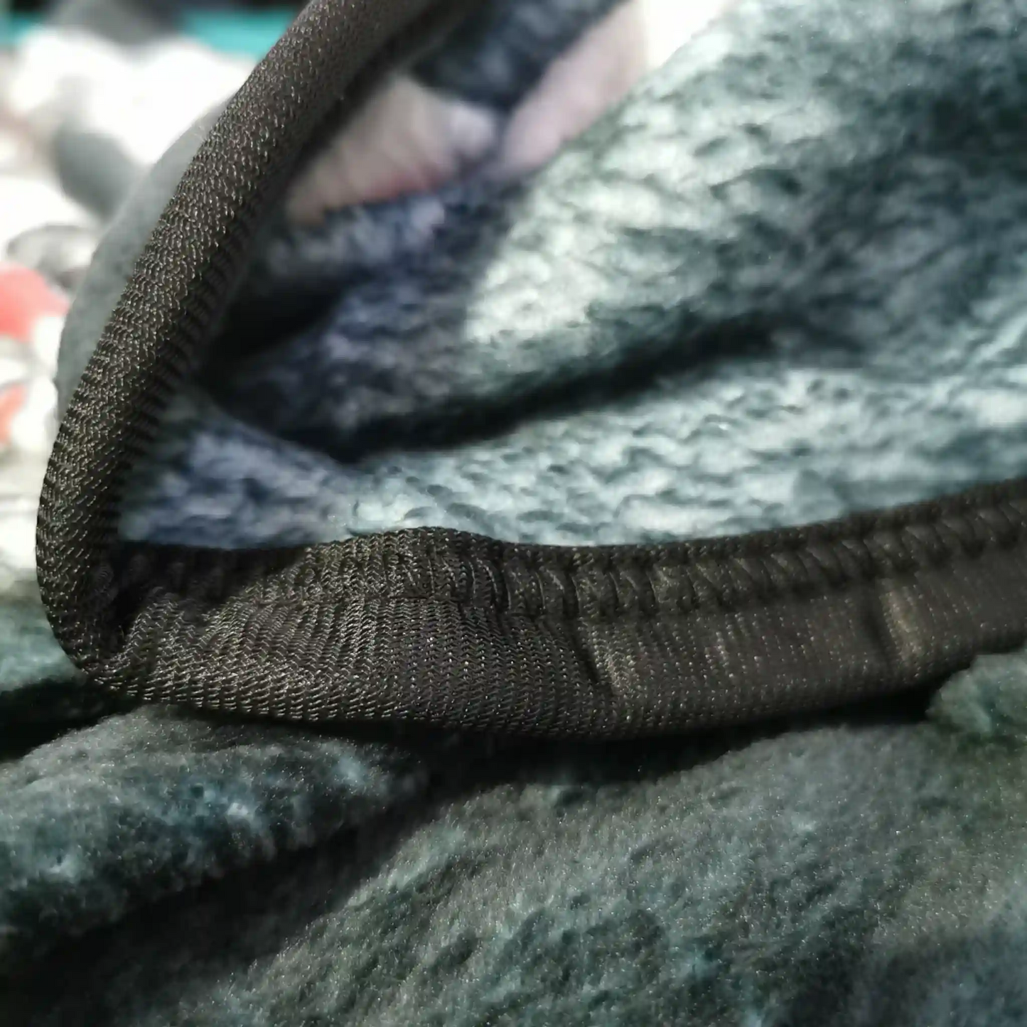 Detalle del borde reforzado y textura suave de la manta de One Piece Wano, ideal para mostrar la calidad de los acabados