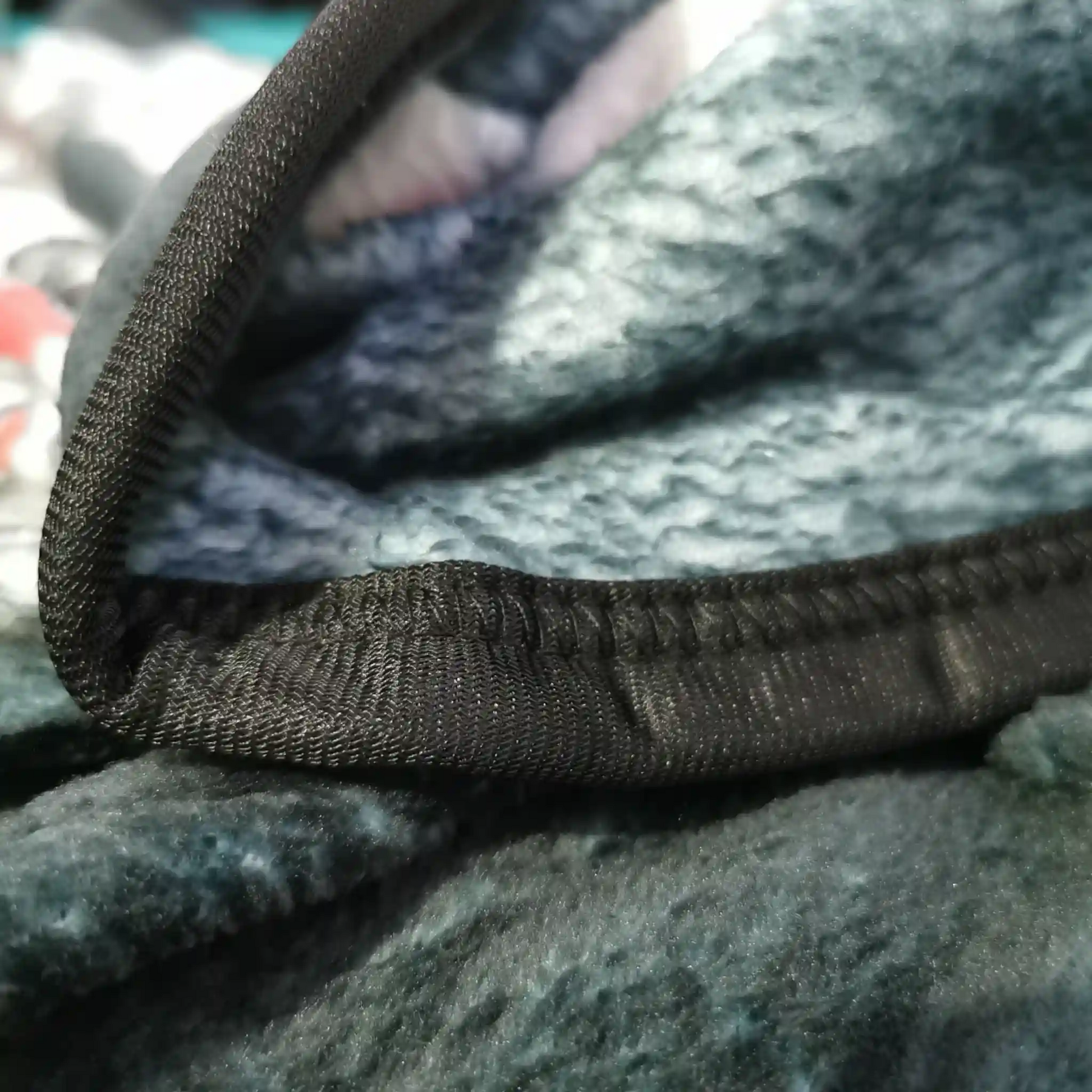 Detalle del borde reforzado y textura suave de la manta de One Piece Wano, ideal para mostrar la calidad de los acabados