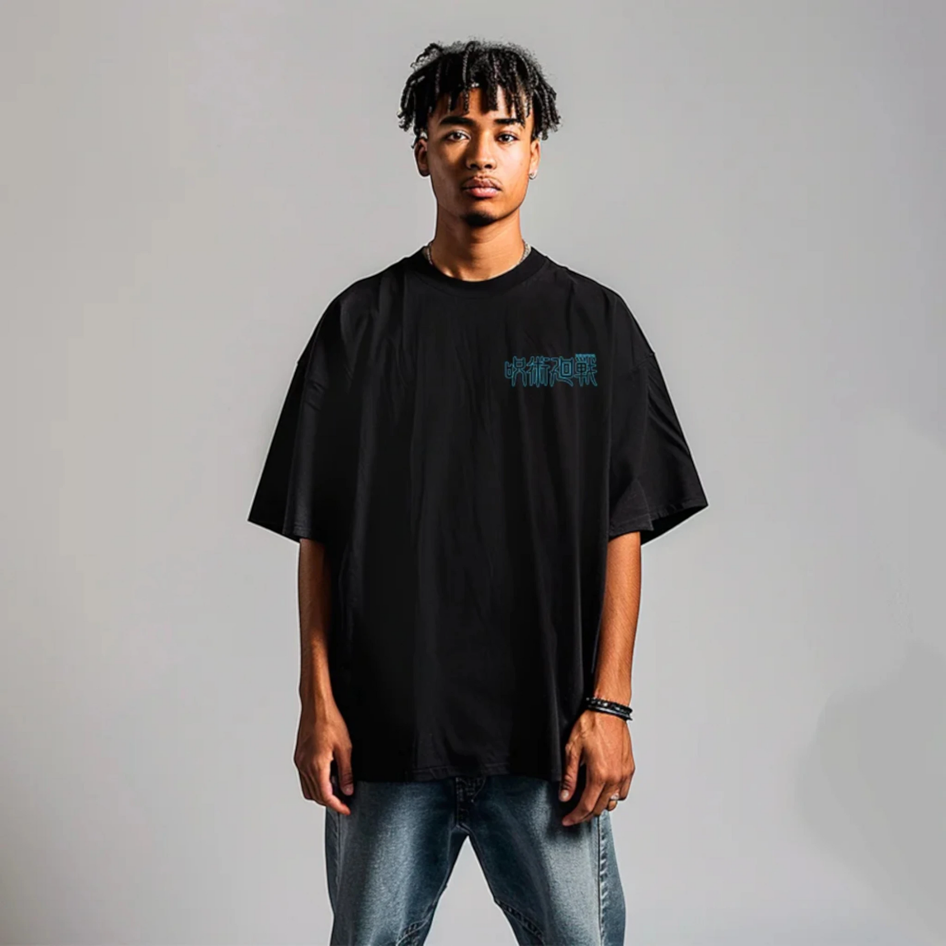 Modelo usando playera oversize negra con logo japonés de Jujutsu Kaisen, corte relajado