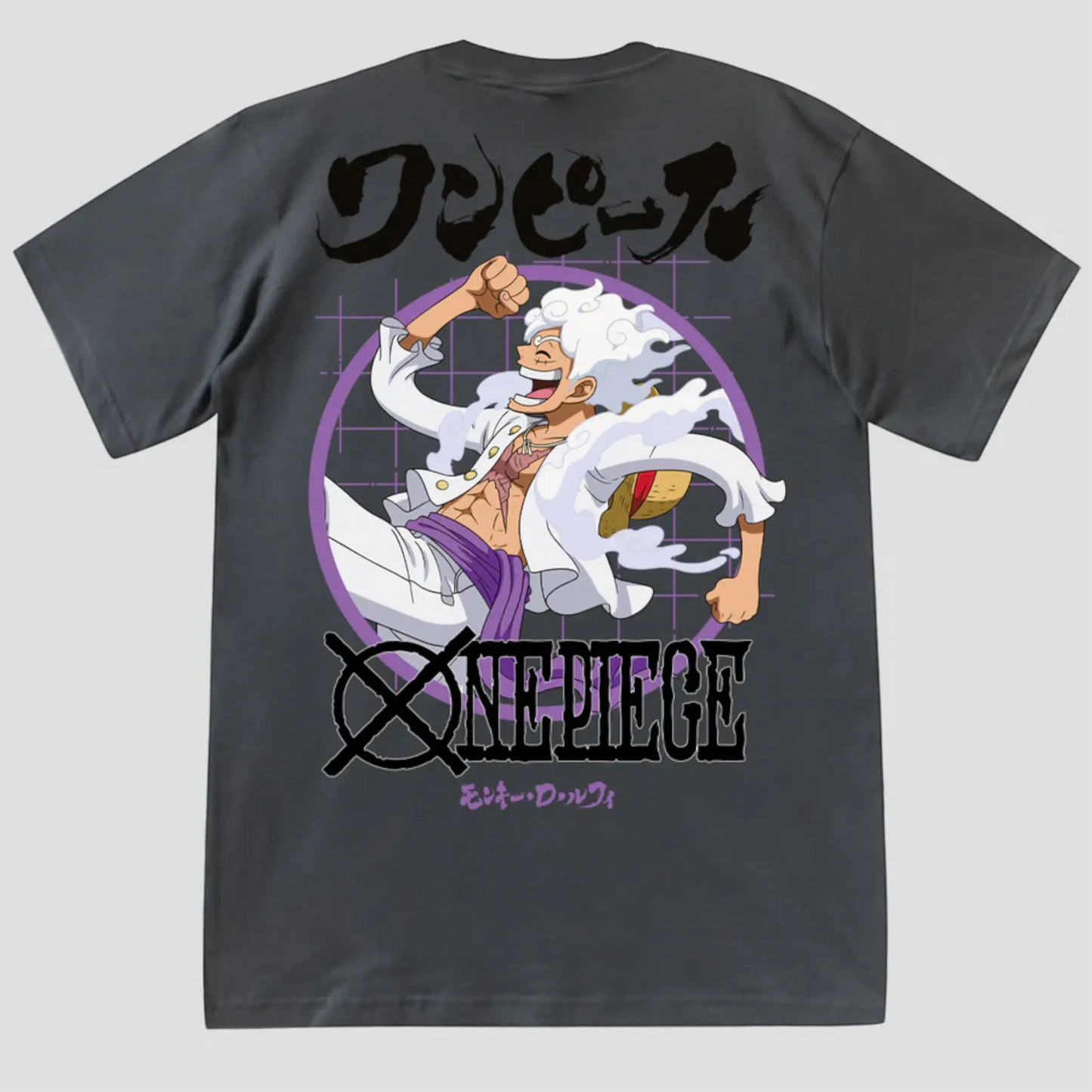 Vista trasera de la playera oversize de Luffy en modo Gear 5 de One Piece, con diseño japonés y logo clásico